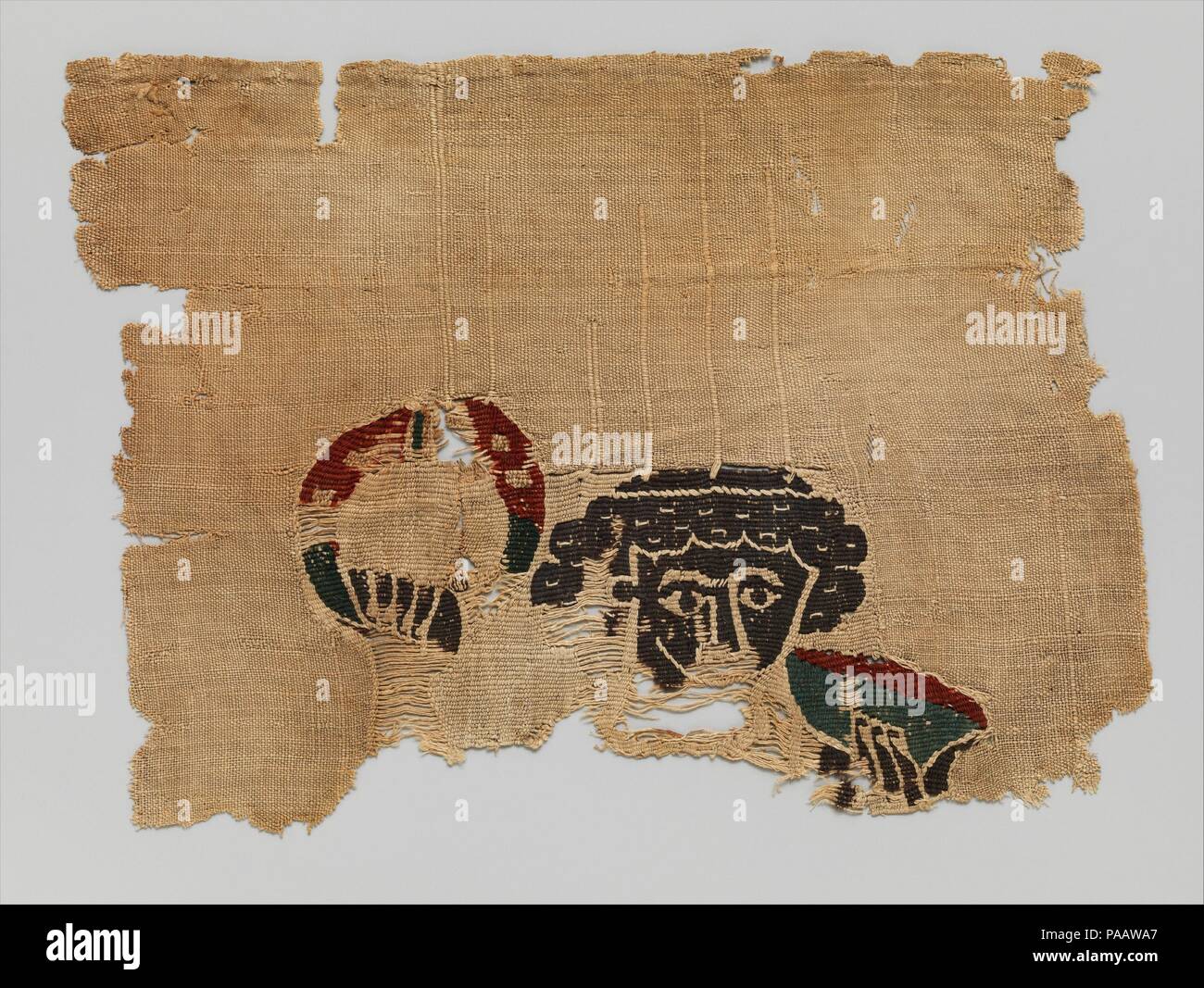 Fragment mit dem Kopf einer Figur. Abmessungen: 11 cm hoch, 6 cm breit (29,5 cm hoch, 15,2 cm breit). Datum: 4.-6. Jh.. Ein wunderbar ausdrucksstarken Gesichts ist alles, was von der Abbildung mit einer Hand eine phiale, eine flache Schüssel für strömenden Flüssigkeit angeboten, die dafür konzipiert sind. In der anderen Hand ein Kranz oder Tamburin. Ähnliche Zahlen werden häufig in Textilien der frühen byzantinischen Periode auftreten, in der Regel als Teil einer lautstarken Prozession Feiern der Gott Dionysos. Museum: Metropolitan Museum of Art, New York, USA. Stockfoto