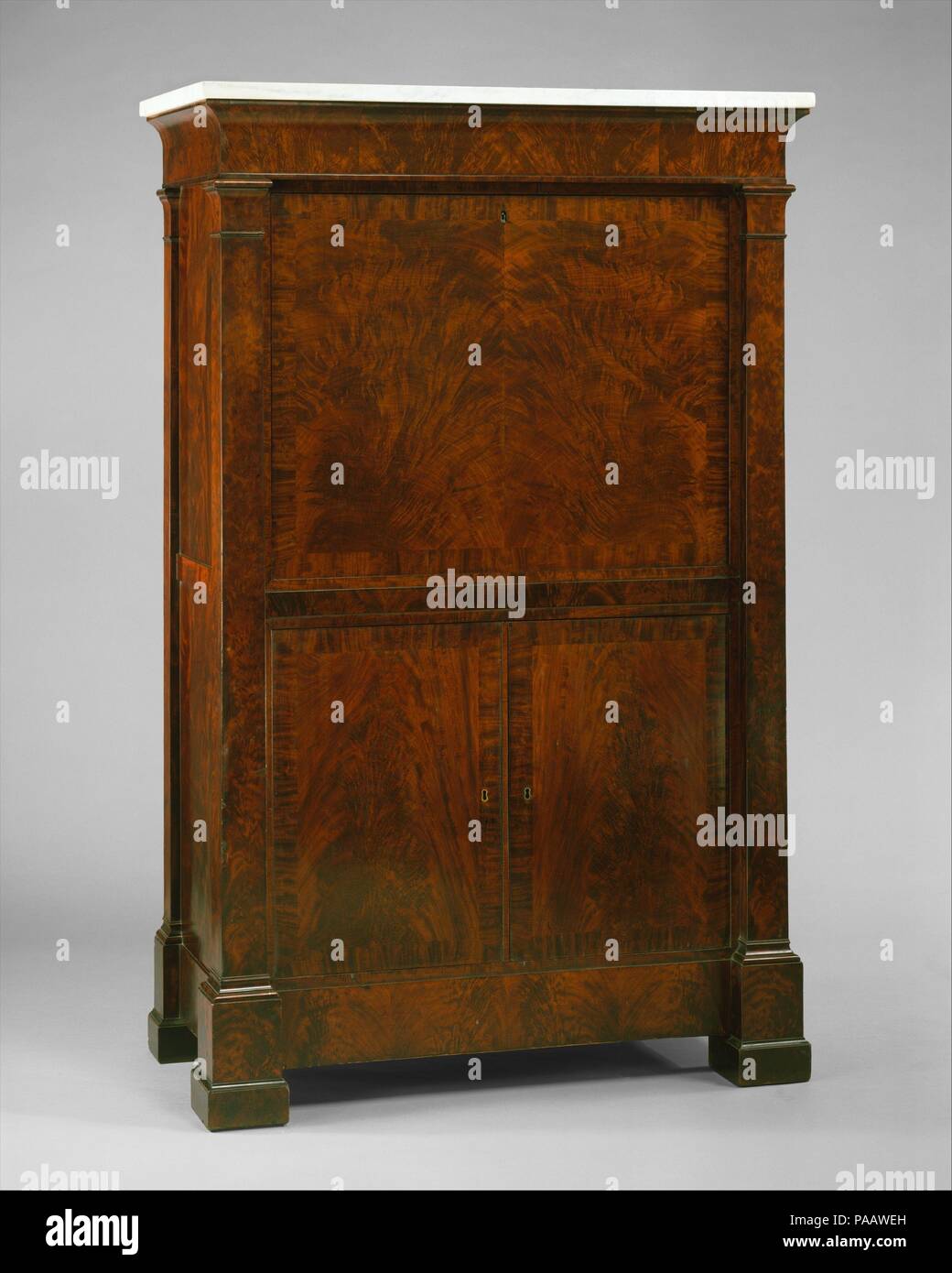 Sekretär Abattant. Artist: Duncan Phyfe & Söhne (1837-1840 , New York). Kultur: American. Abmessungen: 62 x 39 1/4 x 18 7/8 in. (157,5 x 99,7 x 47,9 cm). Teekocher: Eventuell aus der Werkstatt von Duncan Phyfe (1770-1854); D. Phyfe & Sohn (1840-1847). Datum: 1835-45. Museum: Metropolitan Museum of Art, New York, USA. Stockfoto