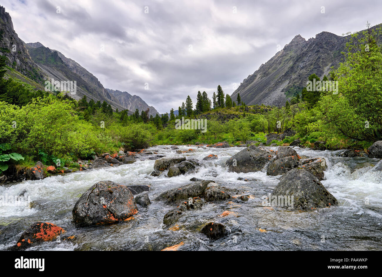 Große Steine in Mountain River. Wolken mit sibirischen Sommer Tag abgedeckt. Ostsajan. Russland Stockfoto