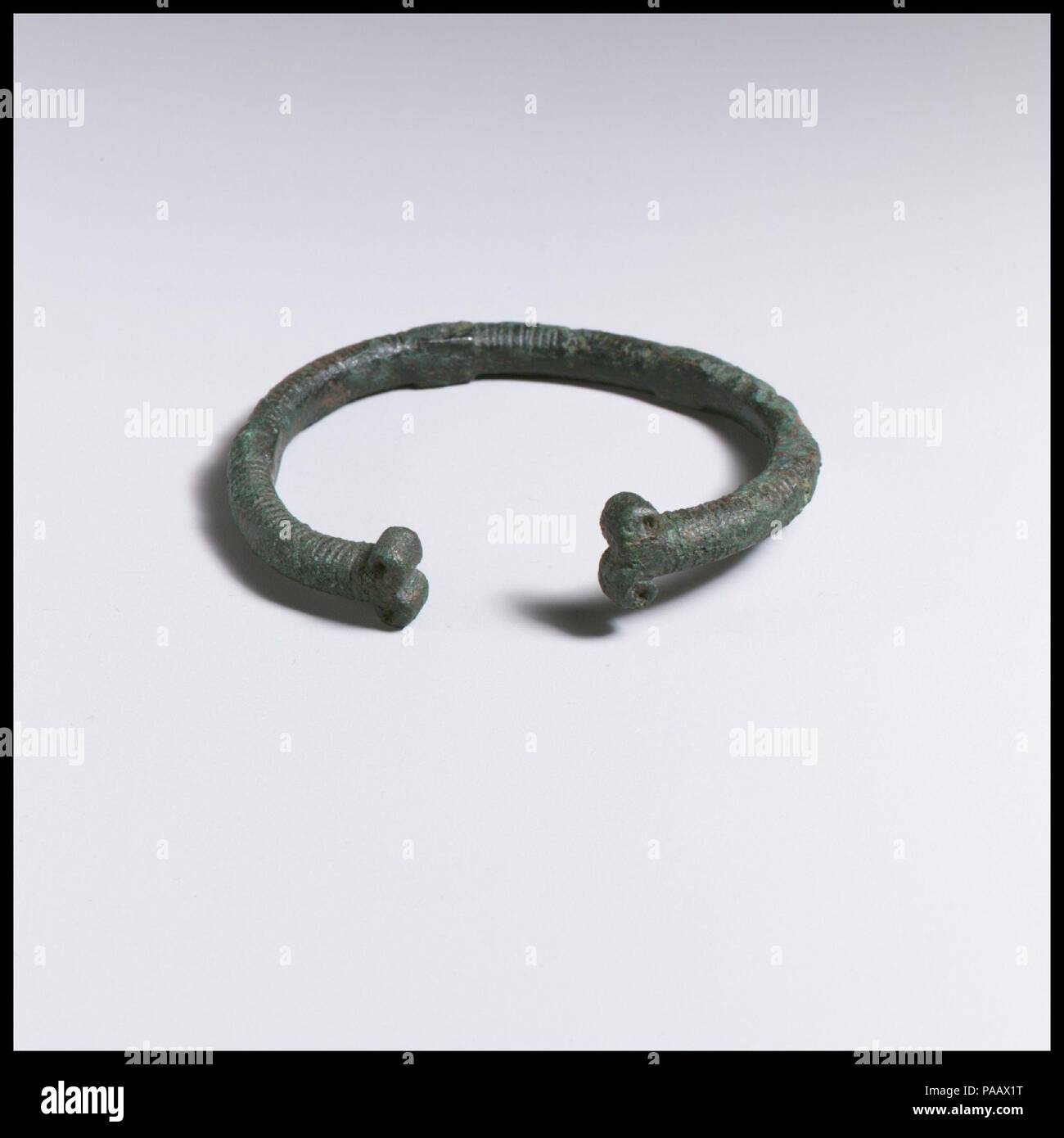 Bronze Armband. Abmessungen: Durchmesser 2 5/8 in. (6,7). Enden Abschlusswiderstände in voluten Öffnen. Museum: Metropolitan Museum of Art, New York, USA. Stockfoto