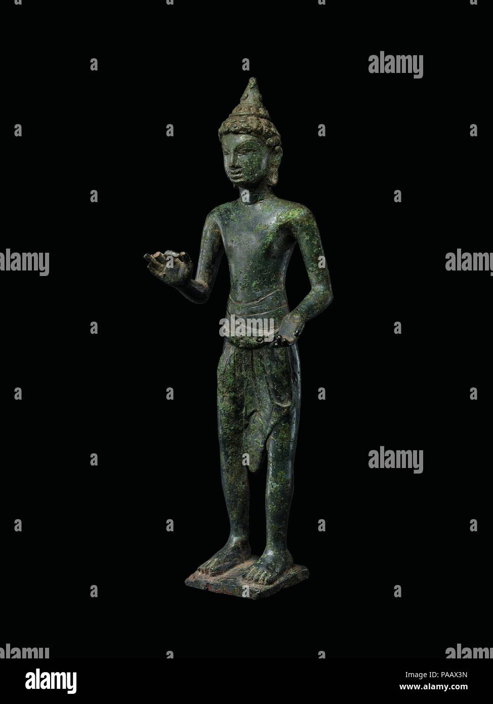 Bodhisattva, möglicherweise Maitreya. Kultur: im Nordosten von Thailand. Abmessungen: H. 9 1/4 in. (23,5 cm); W. 3 1/8 in. (7,9 cm); D.2 1/4 in. (5,7 cm); Wt. Est. 20 lbs (9,1 kg). Datum: erstes Quartal des 8. Jahrhunderts. Dieses Bild einer Stehende männliche ist schwierig sicher zu identifizieren, sondern die erhobenen Hand gestikulierend in Exposition und des abgesenkten hand Wohltaten Gewährung schlägt er ist ein Buddhistischer Retter. Er kann Maitreya, der messianischen Buddha der Zukunft; die Kopfbedeckung ist vielleicht eine Stupa zu wecken, seine Kennung. cat.no. 143. Museum: Metropolitan Museum of Art, New York, USA. Stockfoto