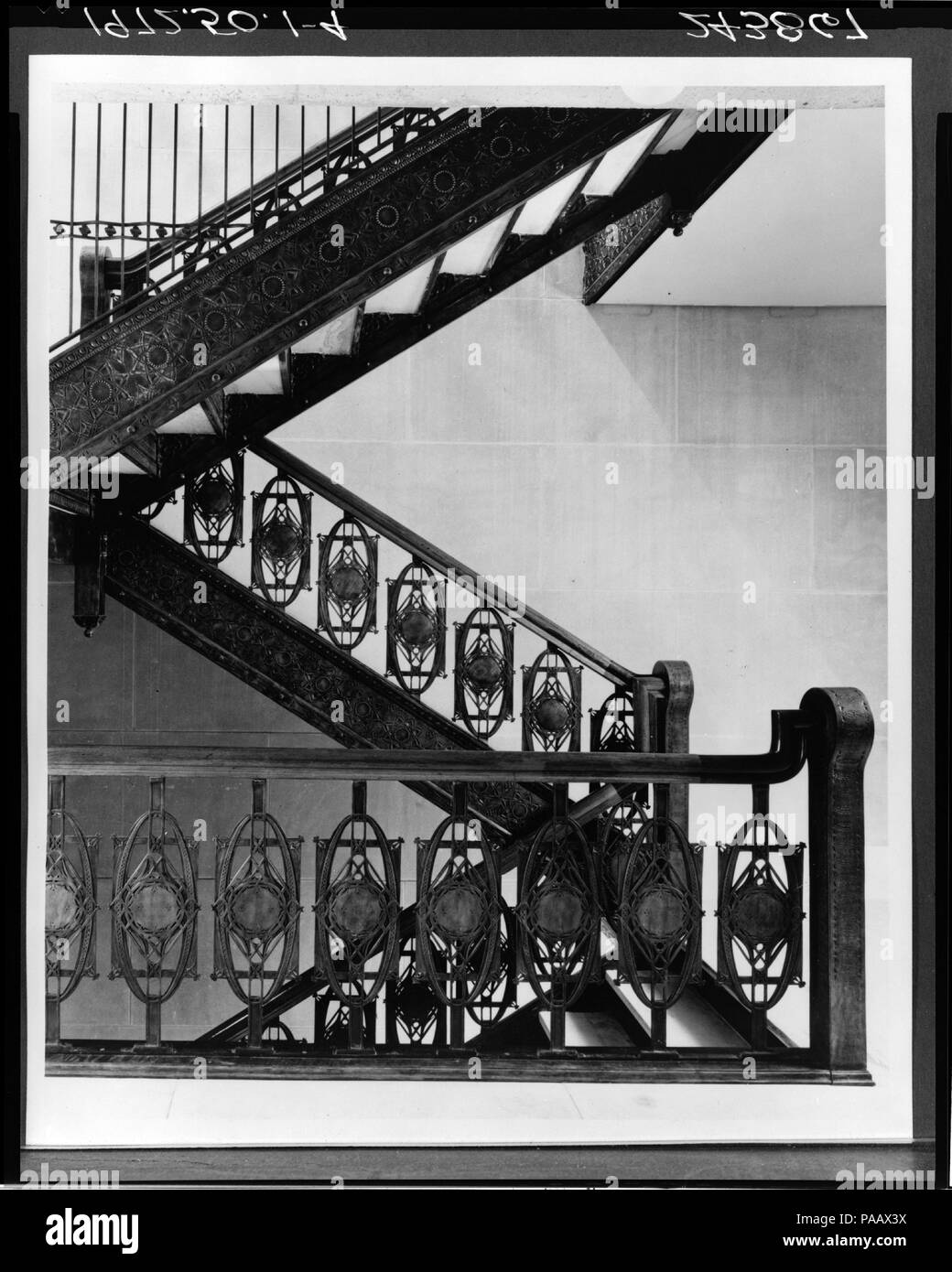 Treppe von Chicago Stock Exchange Building, Chicago. Kultur: American. Abmessungen: 144 x 92 x 156 in. (365.8 x 233,7 x IWO 396.2 cm). Schöpfer: Louis Henry Sullivan (USA, Boston, Massachusetts 1856-1924 Chicago, Illinois); Dankmar Adler (American, 1844-1900). Datum: 1893. Während der Bauboom nach der berühmten Fire von 1871, die Chicago School Architekten, geführt von Sullivan, erfand ein neues Gebäude Typ: der Wolkenkratzer. Eines der Meisterwerke des Form war die Chicago Stock Exchange Gebäude, das in 1894 abgeschlossen. Die Treppen hier installiert wurden aus dem Gebäude entfernt, wenn es war d Stockfoto