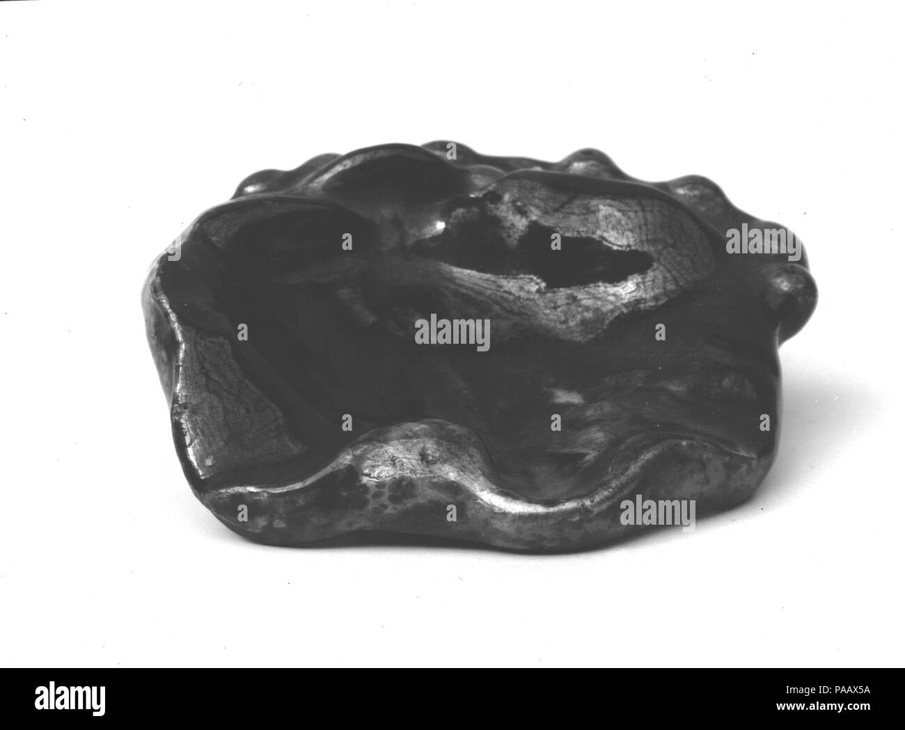 Gericht. Kultur: American. Designer: Das von Louis Comfort Tiffany (American, New York 1848-1933 New York). Abmessungen: 3 3/16 x 2 7/8 in. (8,1 x 7,3 cm). Teekocher: Tiffany Glas und dekorieren Firma (American, 1892-1902). Datum: 1898-1902. Museum: Metropolitan Museum of Art, New York, USA. Stockfoto