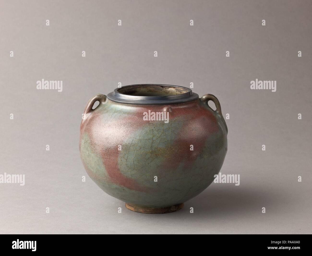 Zwei-eared jar, Jun. Artist: Chinesisch, Jin/Yuan Dynastie. Kultur: Chinesen. Abmessungen: Höhe 4 7/8 in. (12,3 cm). Datum: Ca. 13. Jahrhundert. Museum: Metropolitan Museum of Art, New York, USA. Stockfoto