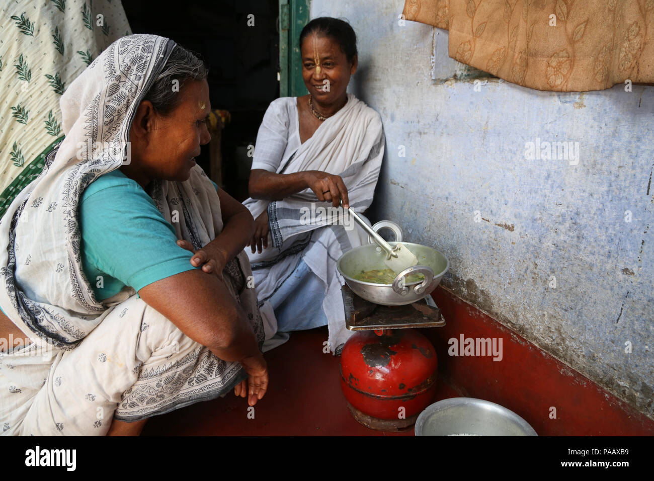 Indisch-hinduistischen Witwen kochen im Ashram in Vrindavan, Indien Stockfoto