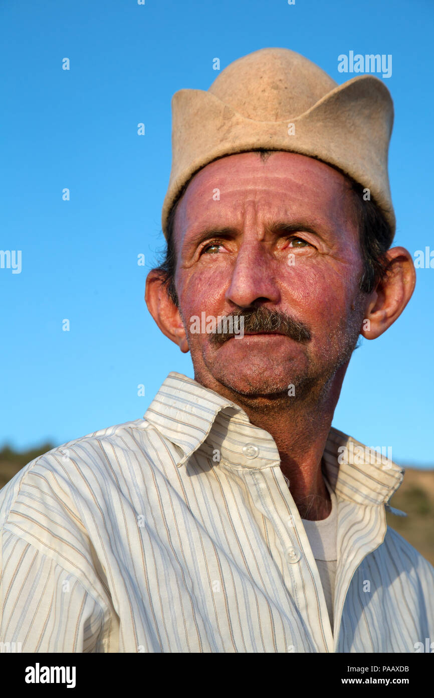 Portrait von Qashqai Nomaden Mann mit traditionellen Qashqai Menschen Hut, Iran Stockfoto