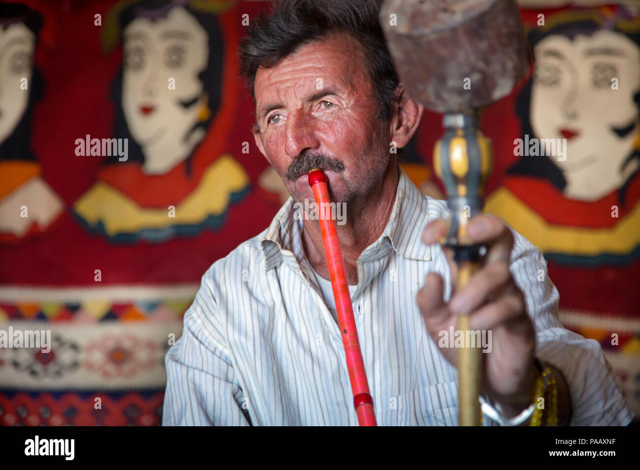 Portrait des Rauchens Qashqai Mann, Nomadenvolk, Iran Stockfoto