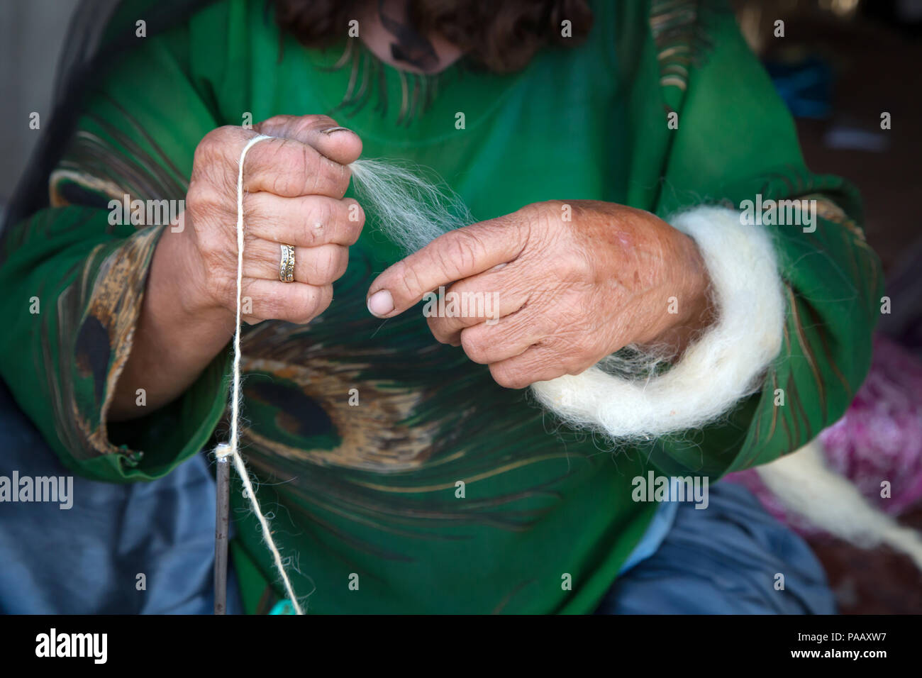 Qashqai Frau weben Wolle für die Kennzeichnung von Teppichen und Teppichböden, Nomadenvolk, Iran Stockfoto