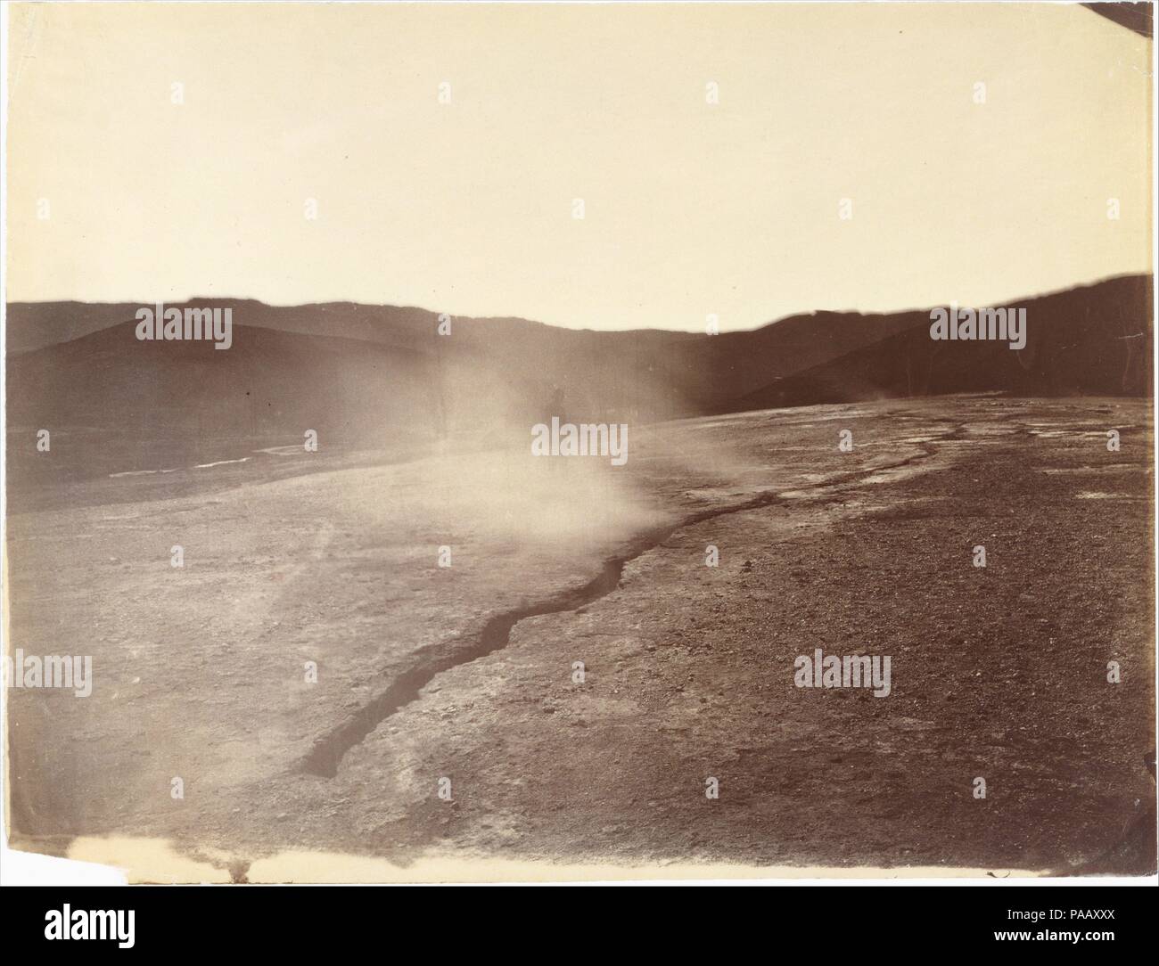 Fissur Vent in Steamboat Springs, Nevada. Artist: Timothy H. O'Sullivan (American, geboren in Irland, 1840-1882). Abmessungen: Bild: 22,3 x 29 cm (8 3/4 x 11 7/16 in.) Mat: 41,3 x 47,6 cm (16 1/4 x 18 3/4 in.). Datum: 1867. Für einige der faszinierenden Fotografien für angeblich dokumentarische Zwecke gemacht, wir haben nur Hinweise auf die ursprüngliche Absicht aufzuklären. Dieses Bild wurde, da beide Teams, die sich aus einem Riss in der Nähe von Virginia City, Nevada' und 'Ruby Valley, Nevada veröffentlicht." Clarence King betitelt es als oben angeführt. Keiner der Titel verdeutlicht das Geheimnis der Bild. Sicherlich die schattenhaften f Stockfoto