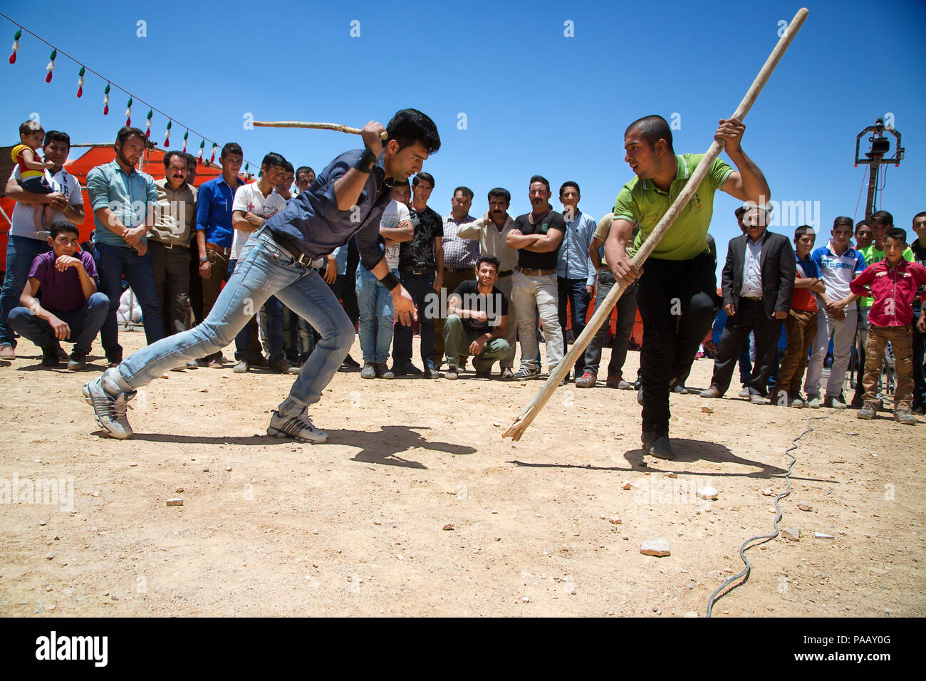 Junge Qashqai Männer kämpfen mit Stöcken während einer traditionellen Stick kämpfen und Trauung, Nomadenvolk, Iran Stockfoto