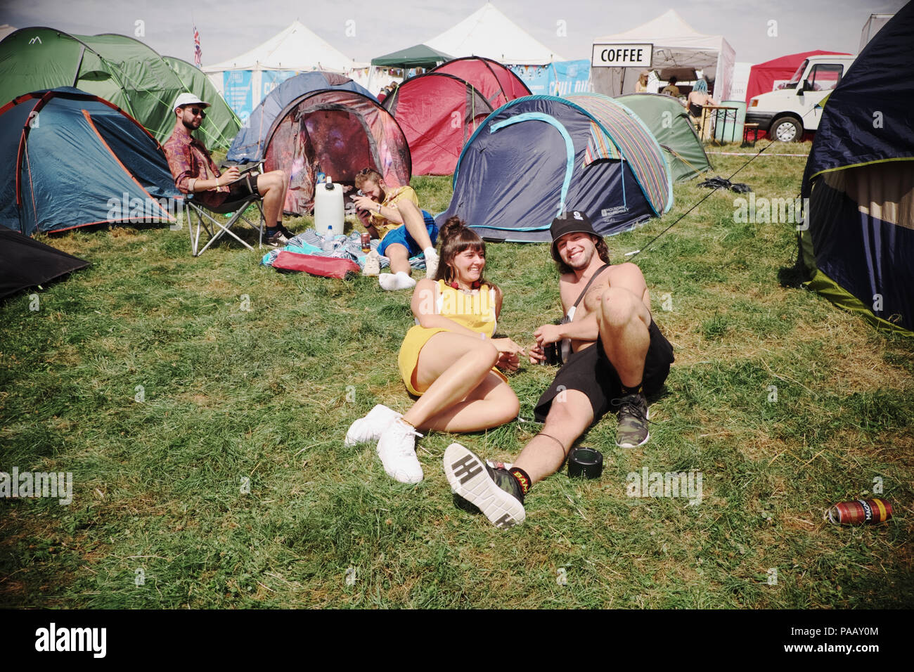 Nozstock Music festival Juli 2018 - Junge Musik Fans neben ihre Zelte auf dem Campingplatz entspannen Stockfoto