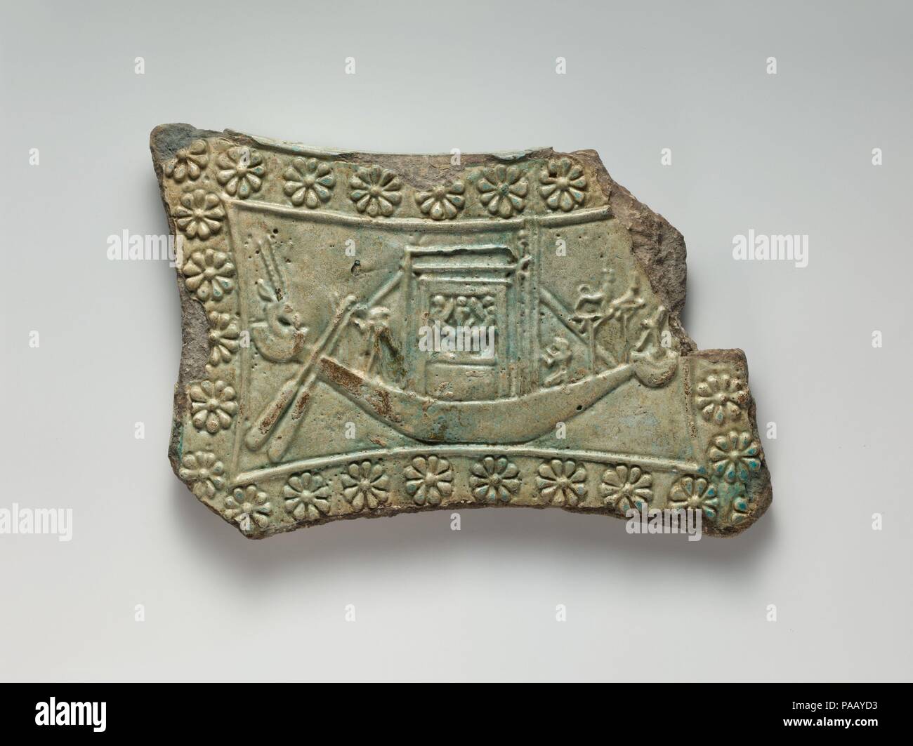 Modell Tamburin mit Rosette Grenze, Bastet auf der einen Seite, ihr Boot mit Naos auf der anderen. Abmessungen: H 23,3 × 16,5 × W. D. 2.1 cm (6 1/2 x 9 1/8 x 13/16 in.). Datum: Ca. 1070-712 v. Chr.. Fayence Modell Tamburin wie diese Waren festival Angebote Bastet, der, wie die anderen großen Göttinnen, mit dem Mythos, in dem eine Tochter oder quasi-Tochter des Gottes Re hatte, zurück nach Ägypten gelockt zu werden von selbst auferlegten Exil in Nubien zugeordnet ist. Bei Festivals in Bubastis feiern die Rückkehr der Göttin Bastet, segelte auf Ihr Isheru oder Tempel See, der die Veranstaltung auf der Mod dargestellt werden Stockfoto