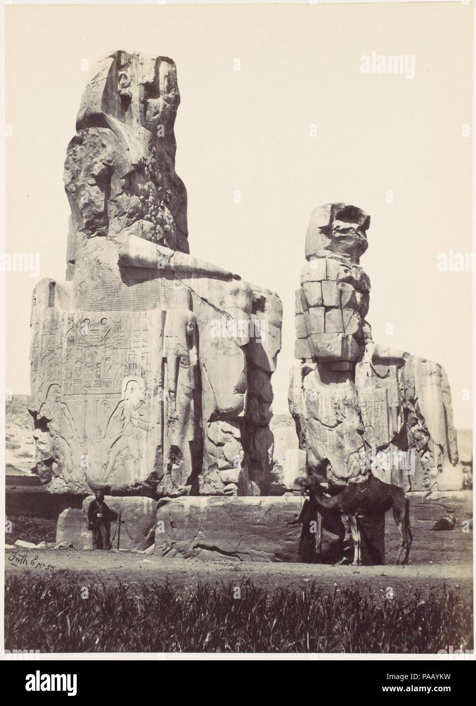 Die Statuen von Memnon. Ebene von Theben. Artist: Francis Frith (British, Chesterfield, Derbyshire 1822-1898 Cannes, Frankreich). Datum: 1857. Museum: Metropolitan Museum of Art, New York, USA. Stockfoto
