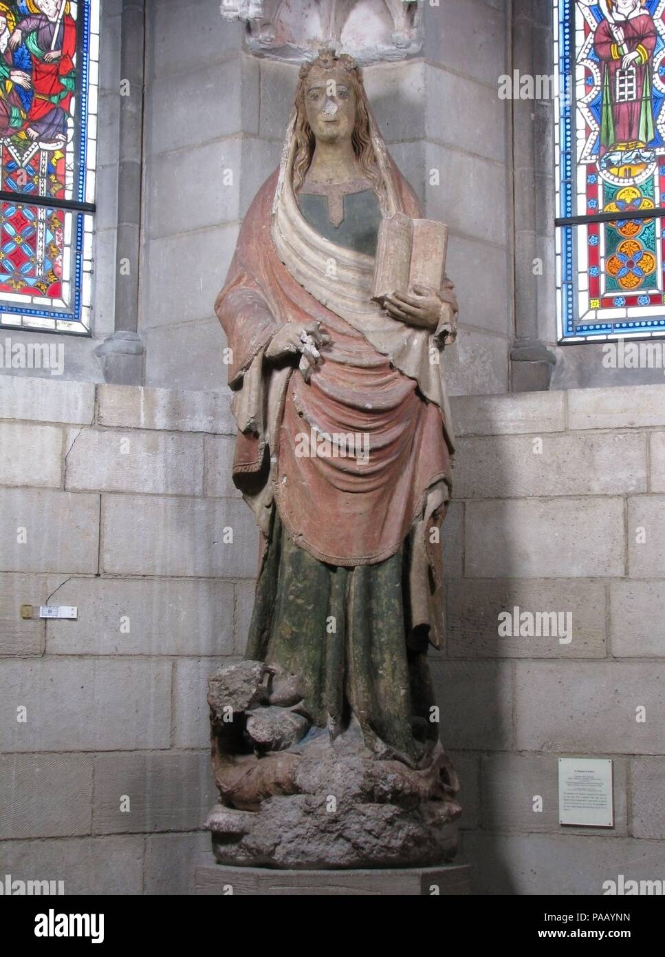 Der hl. Margarete von Antiochia unter dem Vordach. Kultur: Katalanisch. Abmessungen: Insgesamt (a: Stehende Figur): 87. (221 cm) Insgesamt (b: Vordach): 21 1/2 x 25 1/2 in. (54,6 x 64,8 cm). Datum: 1330-40. Diese Skulptur der Heiligen Margarete, die von den Drachen unter ihren Füßen identifiziert, kam aus einem überdachten Nische hoch über dem Eingang des Montcada Familie Kapelle in der Kathedrale von Mallorca, umgebaut im Auftrag der Ot de Montcada der Ältere im Jahr 1328. Die Herkunft der Steingewölbe Vordach über dem Vorjahreswert (47.101.13 b) ist unbekannt. Museum: Metropolitan Museum of Art, New York, USA. Stockfoto