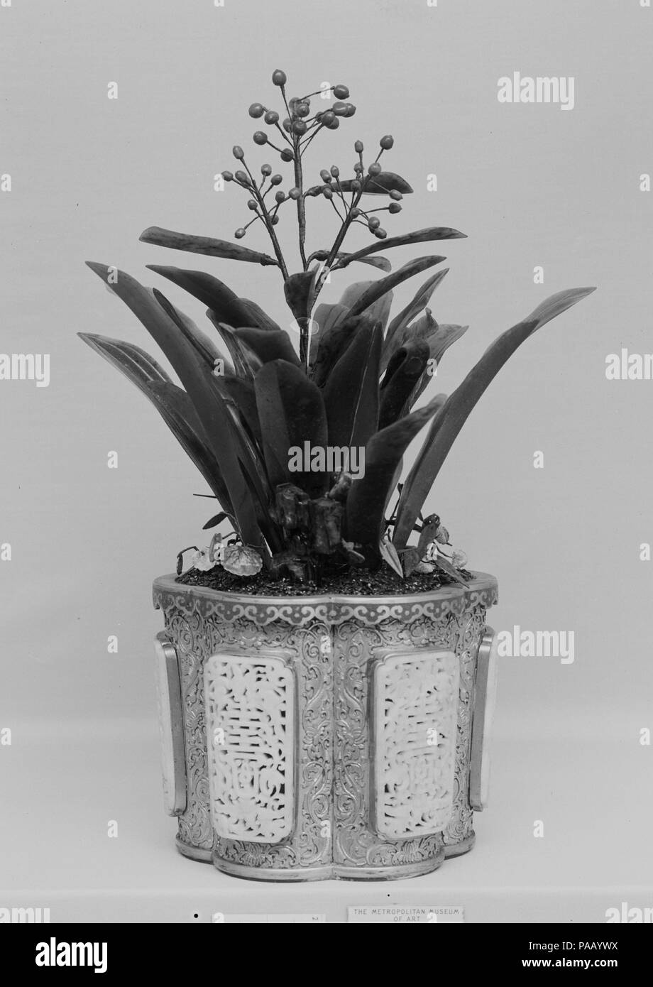 Topf mit Anlage. Kultur: China. Abmessungen: H.15 cm. (40 cm); W. 10 1/2 in. (26,7 cm). Museum: Metropolitan Museum of Art, New York, USA. Stockfoto