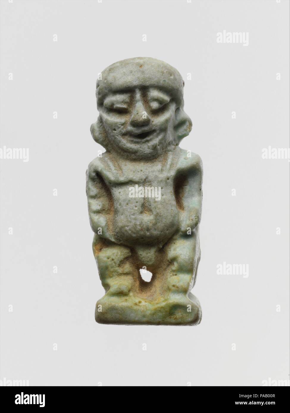 Fayence beidseitigen Amulett in der Form der Zwerg Gott Pataikos. Kultur: ägyptisch. Abmessungen: H.: 1 5/16 in. (3.3 cm). Datum: Ca. 1090-900 v. Chr.. Amulett, Ptah - seker. Museum: Metropolitan Museum of Art, New York, USA. Stockfoto