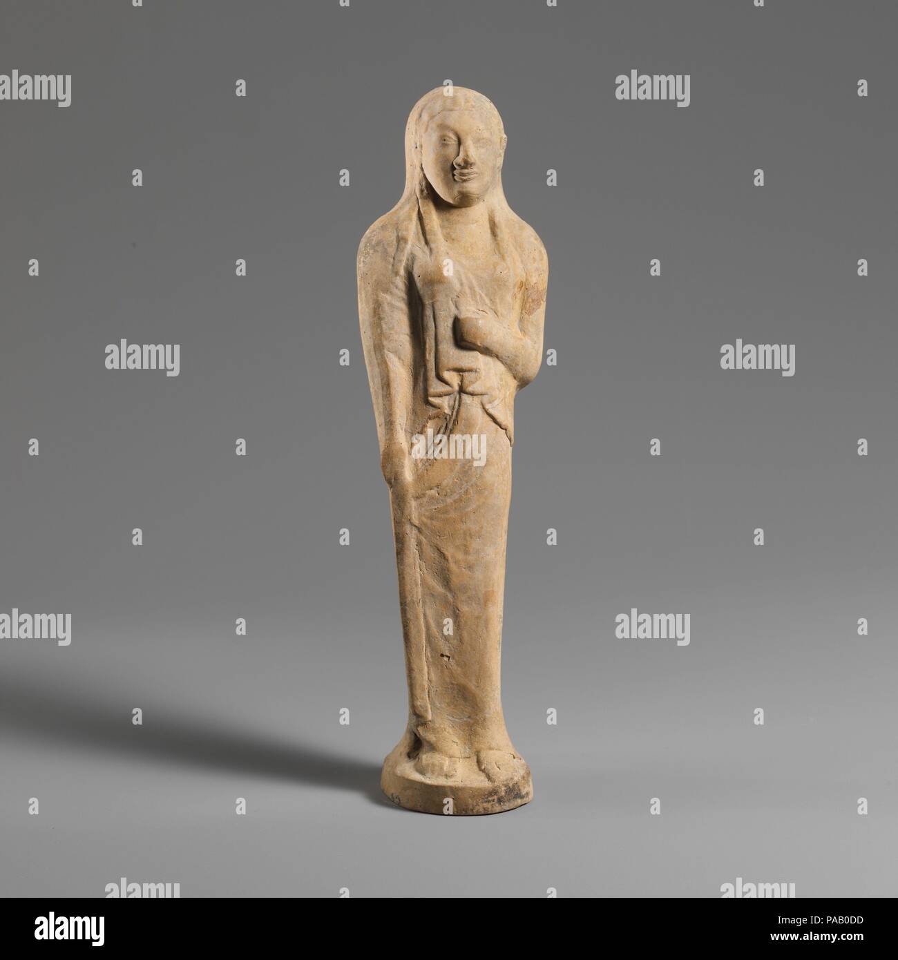 Terrakotta Statue einer jungen Frau. Kultur: Osten griechisch. Abmessungen: H.: 9 5/8 in. (24,4 cm). Datum: 6. Jahrhundert v. Chr.. Statue eines Mädchens. Museum: Metropolitan Museum of Art, New York, USA. Stockfoto