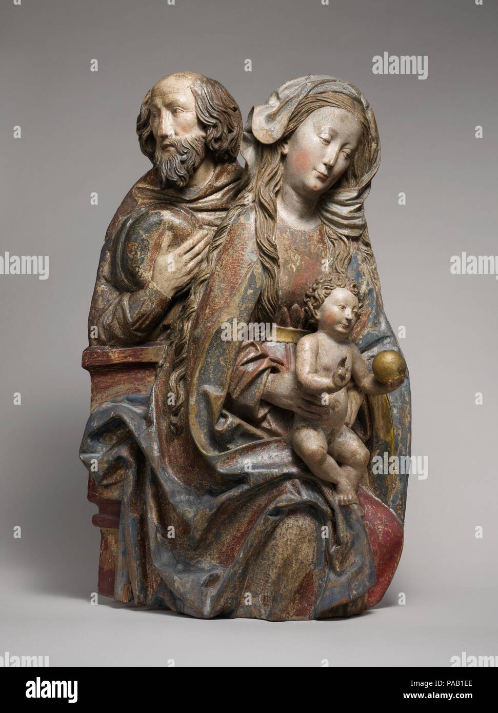 Heilige Familie. Artist: niclaus Weckmann (1481-1528). Kultur: Deutsch. Abmessungen: Insgesamt: 31 7/8 x 19 11/16 x 7 3/4 in. (81 x 50 x 19,7 cm). Datum: Ca. 1500. Diese ansprechende Gruppe der Jungfrau mit Kind, hl. Josef war einst der Mittelpunkt eines großen Altarbild. Die Jungfrau und das Kind in die gleiche Richtung wie das Kind hebt seine rechte Hand in Segen. Ihre Körperhaltung schlägt vor, dass sie Teil der Heiligen Sippe Gruppe mit Saint Anne oder einer Anbetung der Heiligen Drei Könige gewesen sein kann. Der Reichsapfel in der linken Hand symbolisiert die Rolle Christi als geistliche Herrscher der Welt. Museum: Metropolitan Museum von Stockfoto