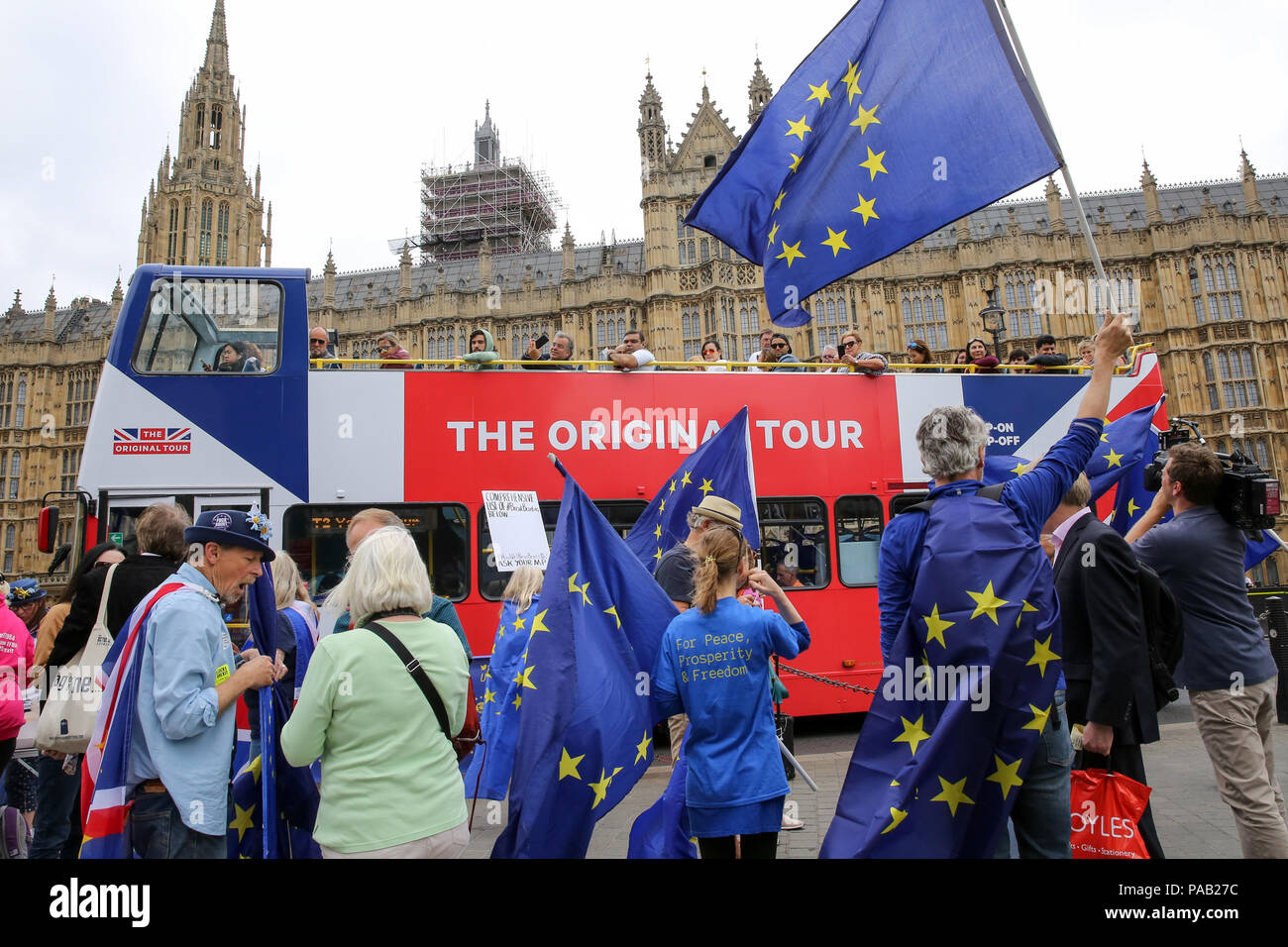 Pro-EU-Befürworter zeigt außerhalb des Parlaments als MPs Debatte Brexit Herren Änderungen von der Rücknahme Rechnung. Die Regierung verlor die Abstimmung in der Herren über eine Änderung MPs eine "sinnvolle Abstimmung "auch wenn die Regierung eine Brexit Angebot zu erreichen. Mit: Atmosphäre, Wo: London, Großbritannien Wann: 20 Jun 2018 Credit: Dinendra Haria/WANN Stockfoto