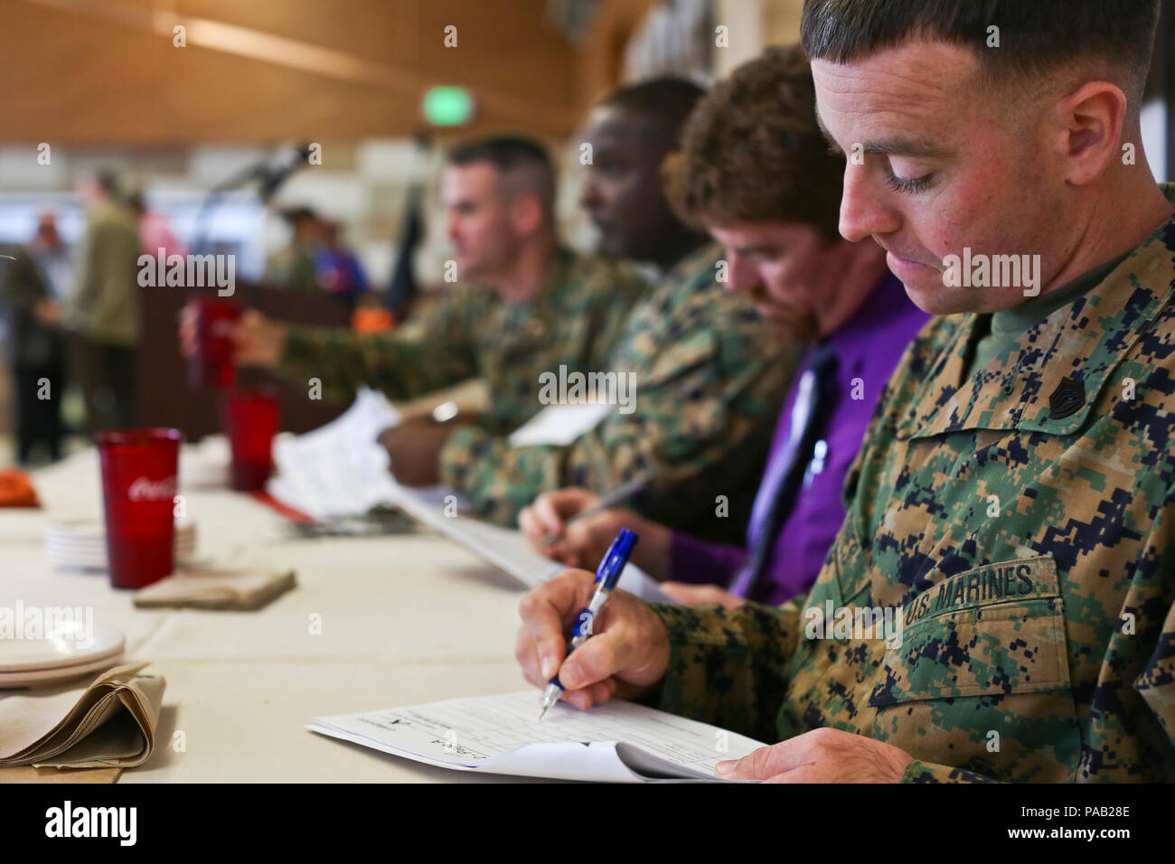 Us Marine Corps Gunnery Sgt. Charles Hughes schreibt auf seinem Scoring Sheet als einer der Richter für eine Weinprobe während der kulinarischen Team des Quartals Wettbewerb im zweiten Quartal am 31. Bereich Mess Hall, Camp Pendleton, Calif., 2. März 2016. Der Zweck der Wettbewerb ist für die Mannschaften, die kulinarischen Fähigkeiten zu demonstrieren und das Zusammengehörigkeitsgefühl innerhalb der food service Gemeinschaft zu steigern. (U.S. Marine Corps Foto von Sgt. Tabitha A. Markovich, MCIWEST-MCB CamPen bekämpfen Kamera/Freigegeben) Stockfoto