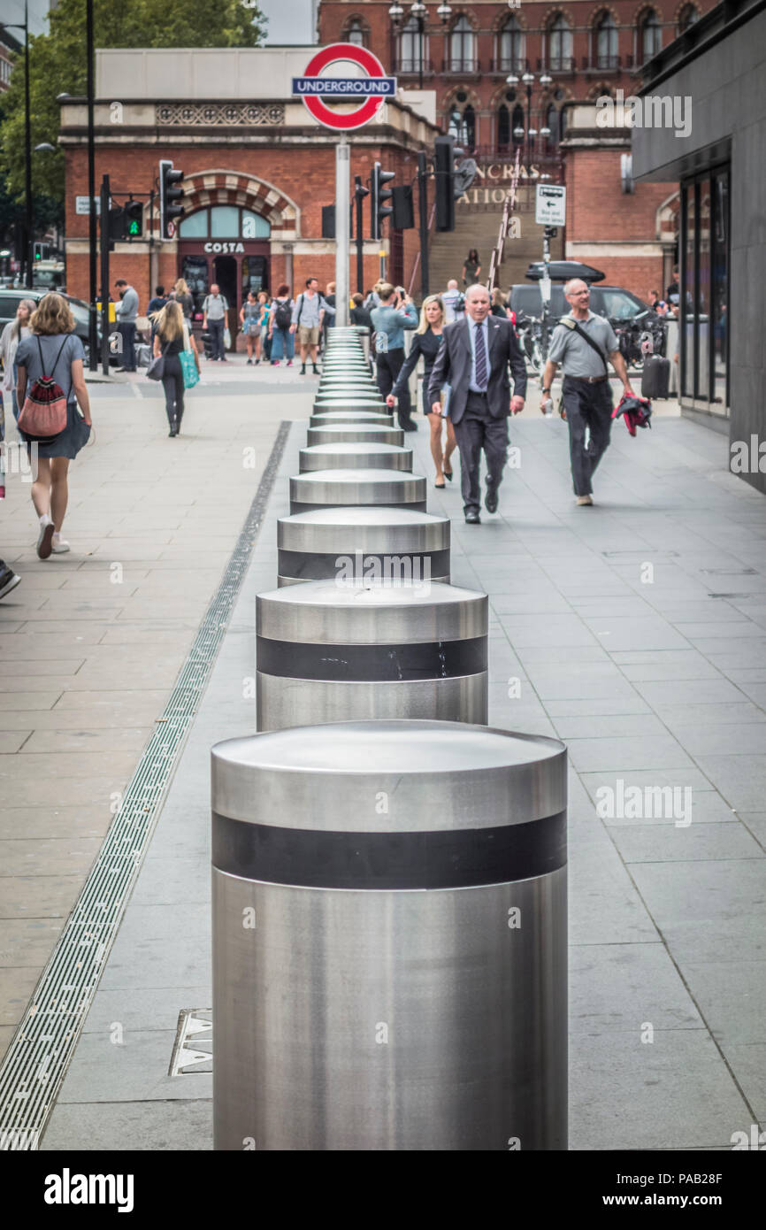 Feindliche Fahrzeugbarrieren vor dem Bahnhof King's Cross in King's Cross, Camden, London, Großbritannien Stockfoto