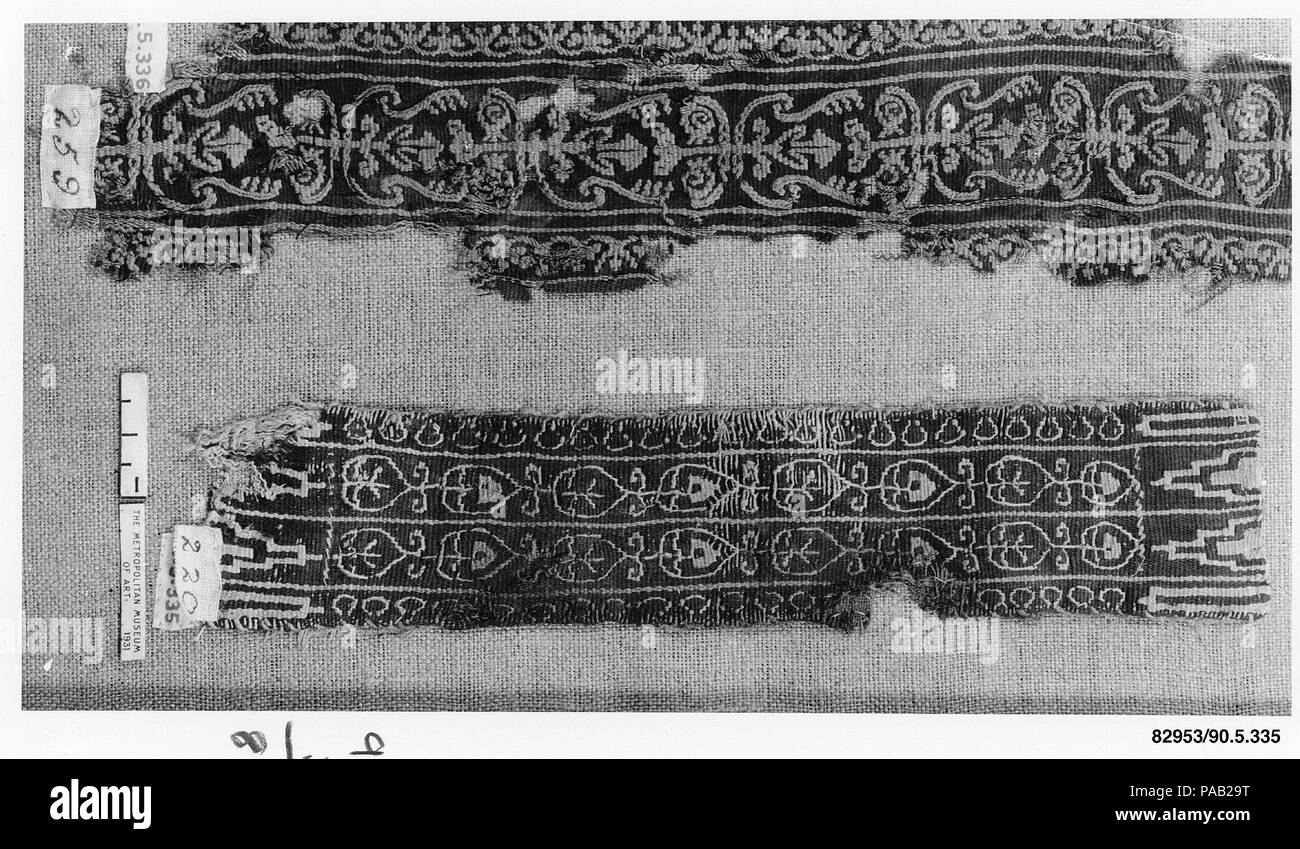 Fragment einer Tunika. Abmessungen: 8 1,1 cm hoch, 1 cm breit (21,5 cm hoch, 4,4 cm breit). Datum: 5. Museum: Metropolitan Museum of Art, New York, USA. Stockfoto