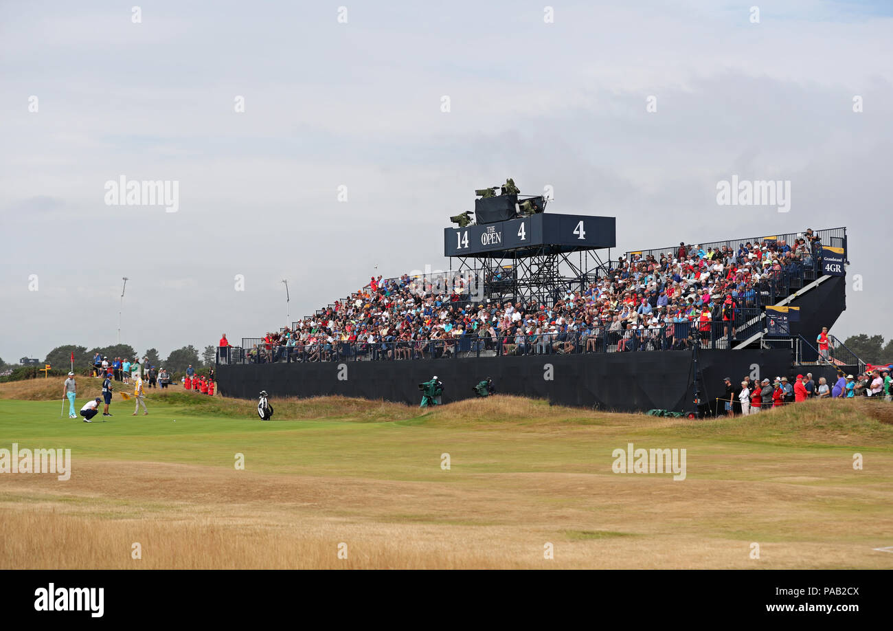 Republik Irland Paul Dunne und Australiens Brett Rumford im 4. bei Tag drei der Open Championship 2018 in Carnoustie Golf Links, Angus. Stockfoto