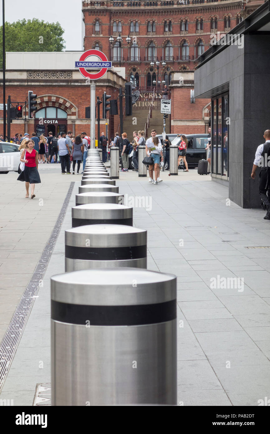 Feindliche Fahrzeug Hindernisse außerhalb von King's Cross Bahnhof King's Cross, London, UK Stockfoto