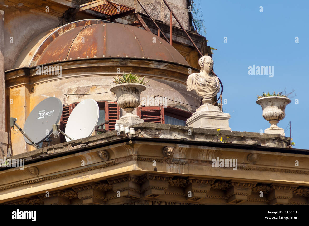 Klassik trifft Moderne auf einer Dachterrasse in Rom Stockfoto