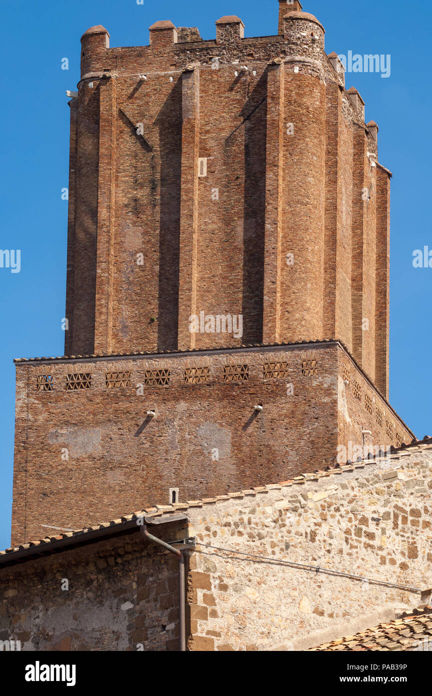Der Turm der Miliz steigende aus der Großen Halle an der Trajan Markt in Rom Stockfoto