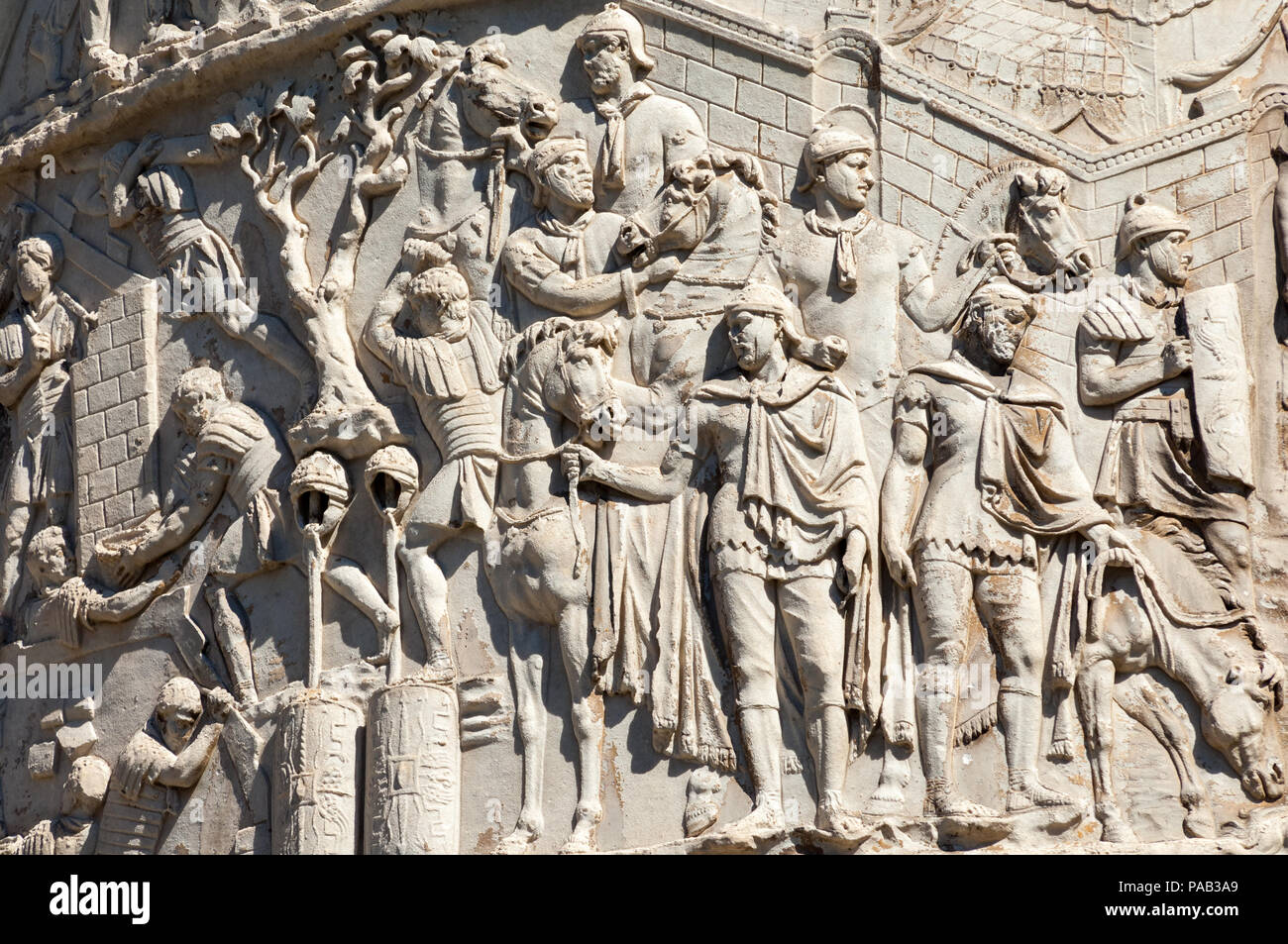 Die Bas-Relief auf der Trajan Spalte in Rom, römische Legionäre Gebäude lagern in Vorbereitung auf den Krieg Stockfoto