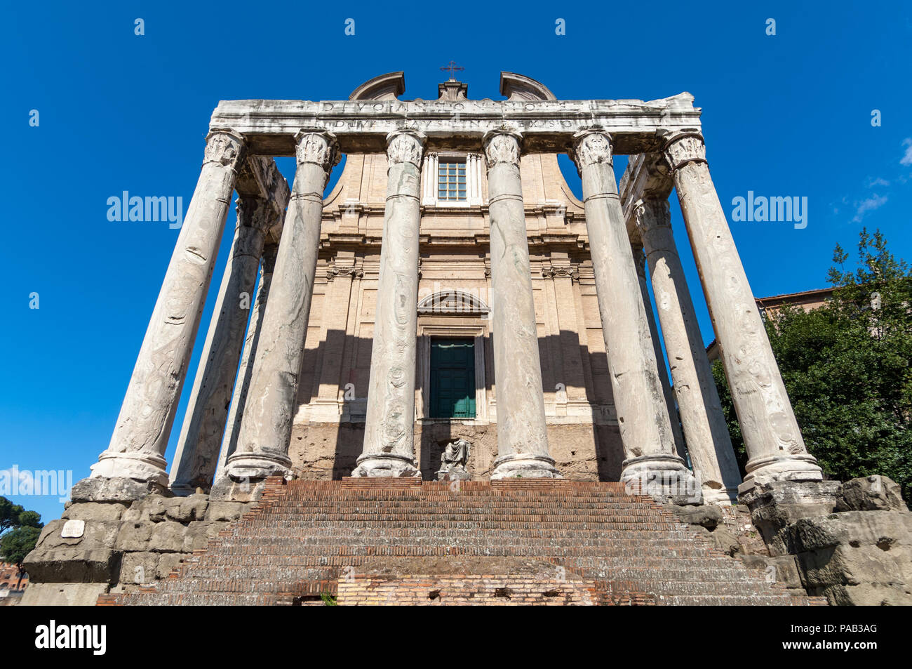 Die alten Kolonnade und Fassade der Tempel des Antoninus und der Faustina, (Kirche von San Lorenzo in Miranda), die auf dem Forum in Rom Stockfoto