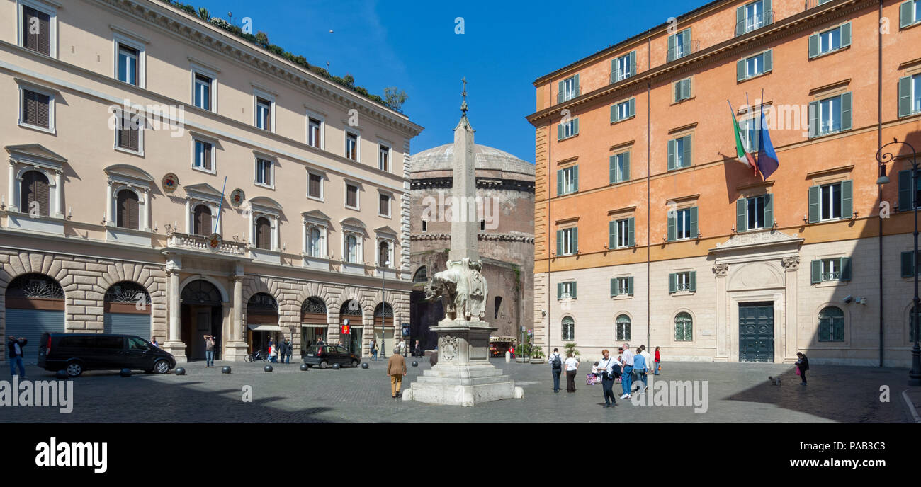 Piazza Della Minerva, Rom, mit Blick auf die Elefanten und Obelisk, von Bernini, an seinem Herzen, und das Pantheon im Hintergrund. Stockfoto