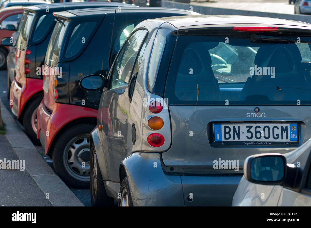 Parkplatz, Rom Stil. Intelligente Autos auf einer Straße in Rom geparkt Stockfoto