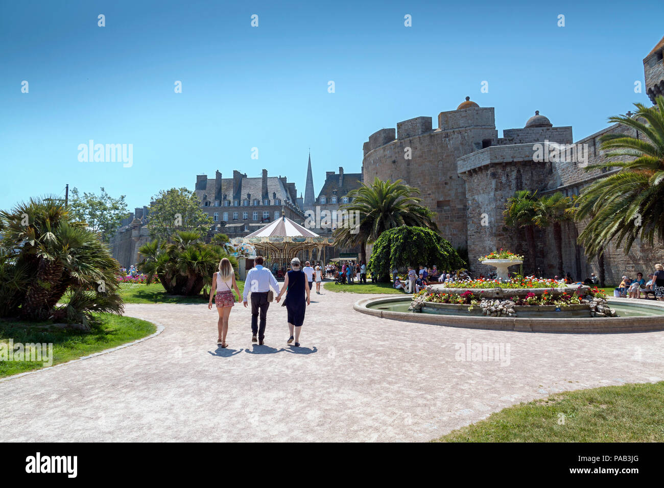 Saint Malo, Bretagne, Frankreich - Juli 7, 2018: Blick vom Jardin des Douves botanischen Garten in Richtung Eingang an der Stadtmauer von Saint Malo. Stockfoto