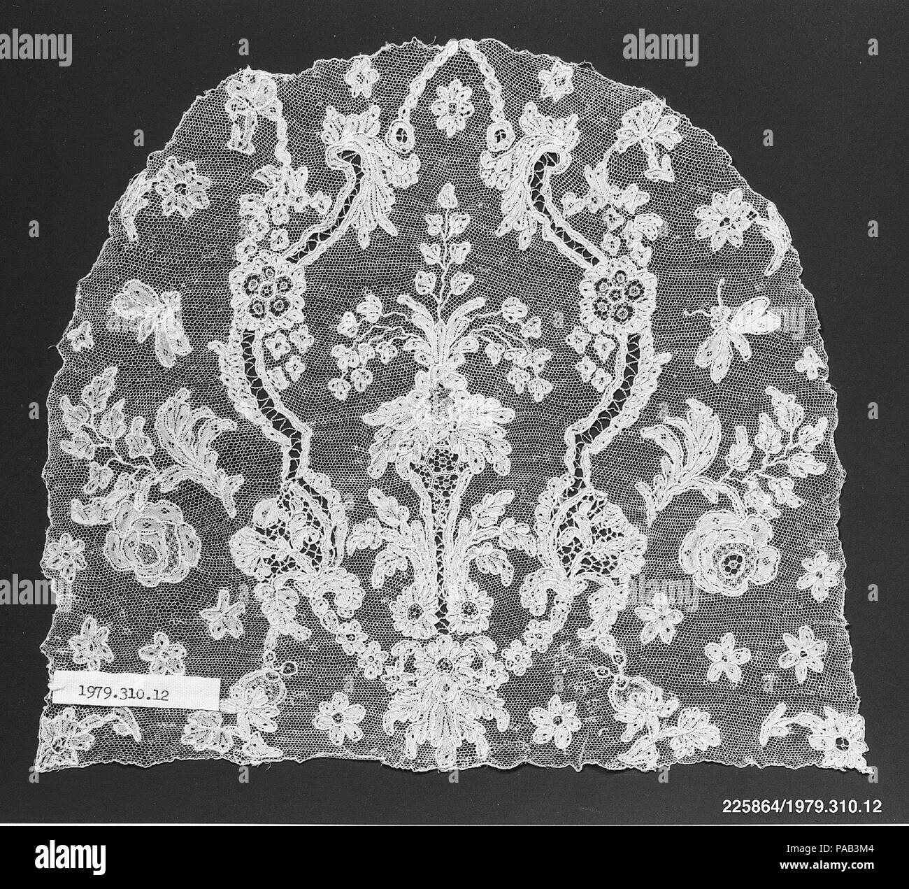 Gap Krone. Kultur: Französisch. Abmessungen: L.8 1/4 x W. 7 1/4 Zoll (21,0 x 18,4 cm). Datum: Ende des 18. Anfang des 19. Jahrhunderts. Super spitze der Sammlung des Metropolitan Museum wurde begonnen, als das Museum den Ersten unter den amerikanischen Museen wurde eine permanente Sammlung von Spitzen mit der Abnahme der McCallum Sammlung im Jahre 1879 und die Nachlässe von Frau John Jacob Astor, Frau Robert L. Stuart, Frau Augustus Cleveland zu organisieren, und Frau A.-W. Winter kurz danach. 1893 ein Darlehen Sammlung von antiken Schnürsenkel an Columbian Exposition der Welt in Chicago gezeigt wurde von einem Ausschuß von Ne montiert Stockfoto