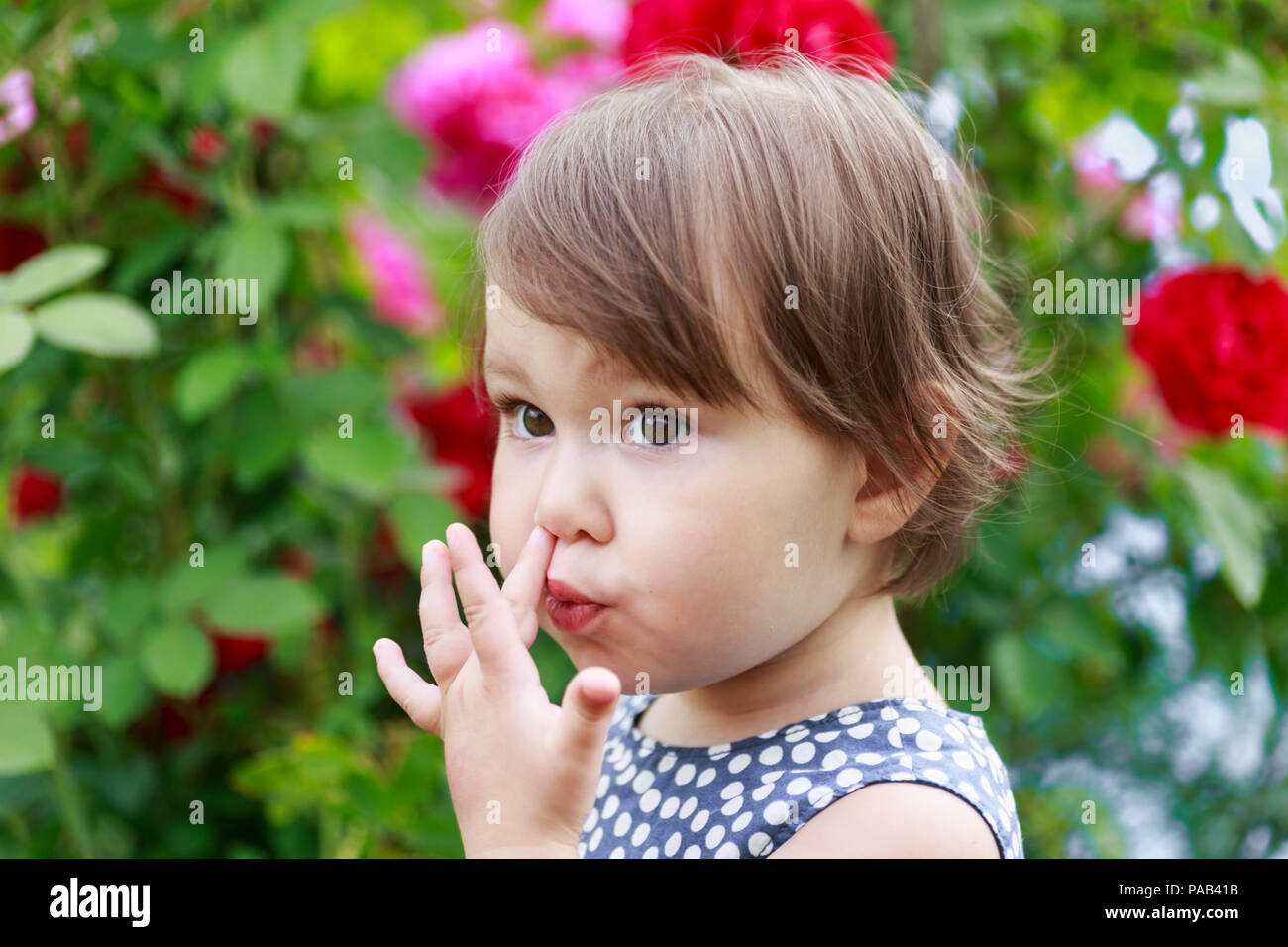 Süße kleine kleinkind Mädchen ihre Nase bohren Stockfoto