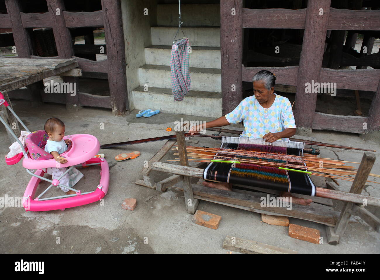 Frauen, die in der traditionellen Weberei auf der indonesischen Insel Sumatra. Stockfoto