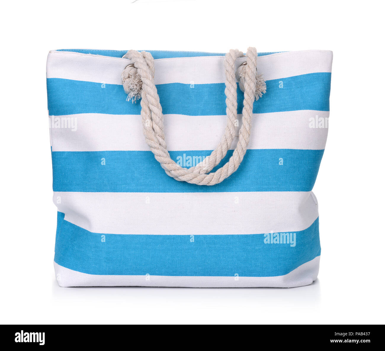 Blau gestreiften Strandtasche isoliert auf weißem Stockfoto