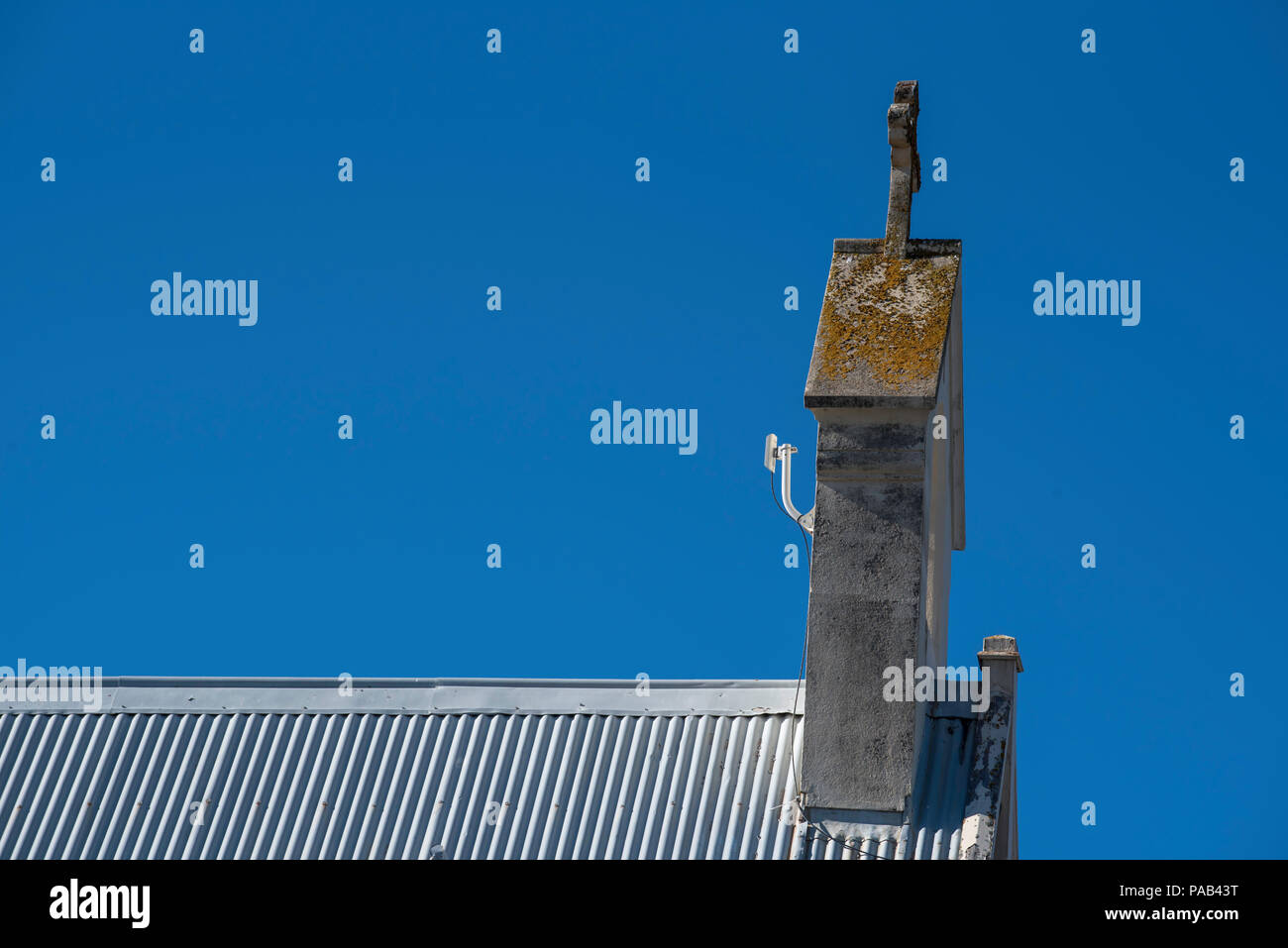 Eine WLAN-Empfänger an der Rückseite eines Glockenturm angebracht, espadaña espadanya, Clocher-mur oder campanile a vela auf einem kirchendach in Australien Stockfoto