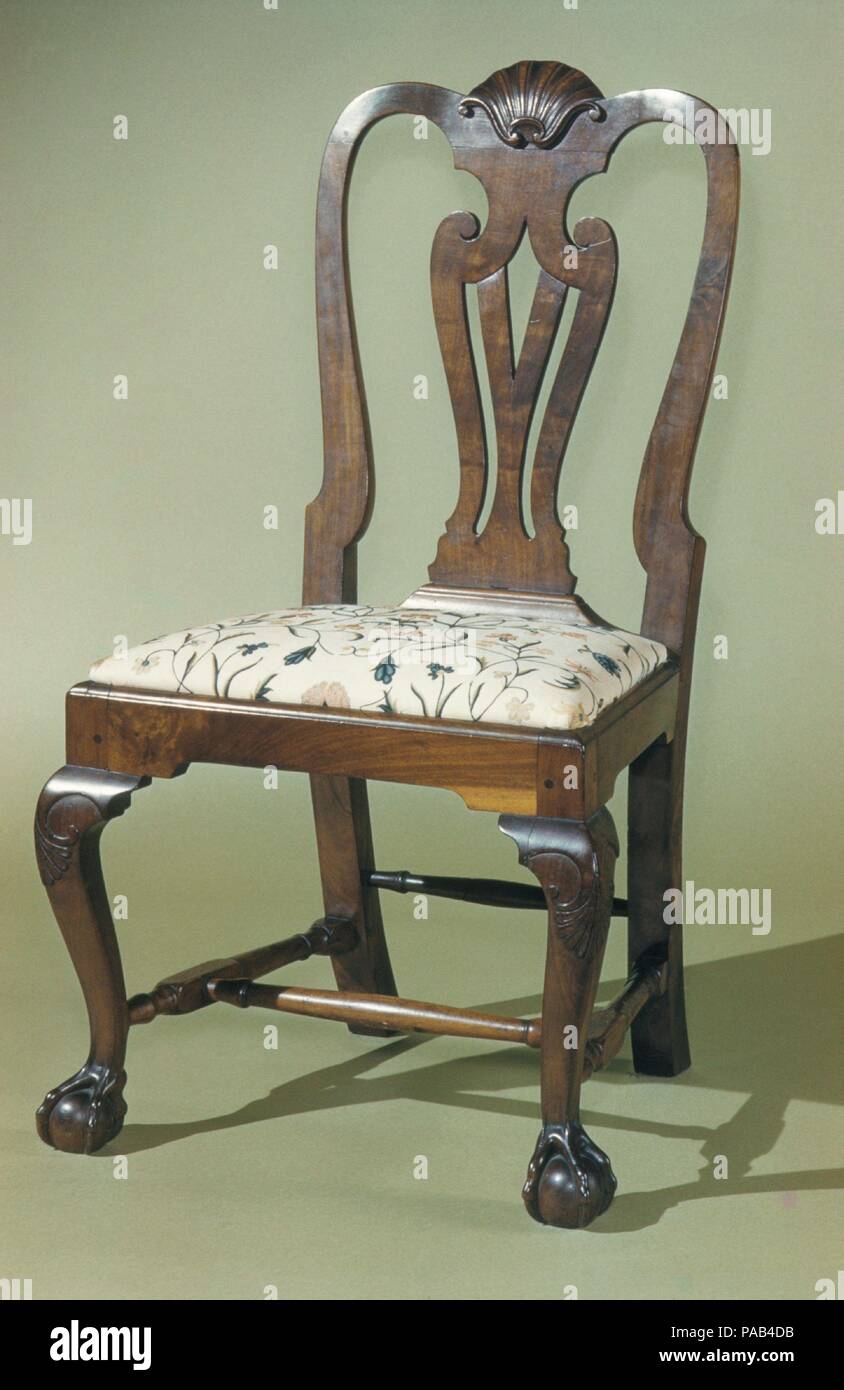 Side Chair. Kultur: American. Abmessungen: 39 5/8 x 19 7/8 x 16 1/4 in. (100,6 x 50,5 x 41,3 cm). Schöpfer: zugeschrieben, John Goddard (1724-1785). Datum: 1760-85. In diesem seltenen Fall, das charakteristische Newport knie Carving, in der Regel auf, dass die Stadt hervorragende Kästen und Tabellen gefunden, wurde auf einem Stuhl beschäftigt. Die sphärische Kugelfüßen und fleischigen Ausbuchtungen über der hinteren Krallen sind Funktionen im Zusammenhang mit der Tischler John Goddard (1724-1785). Museum: Metropolitan Museum of Art, New York, USA. Stockfoto