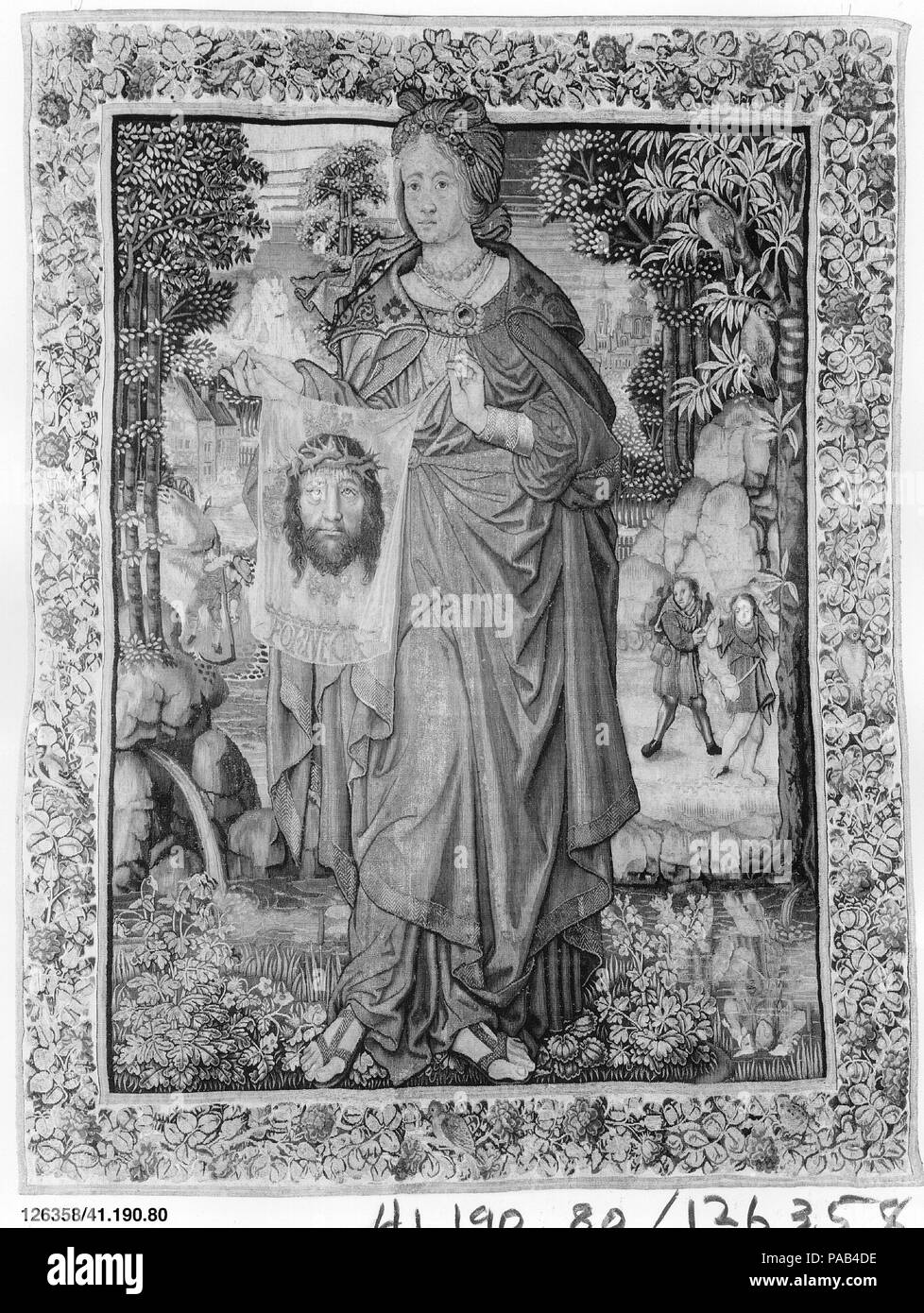 Saint Veronica. Kultur: Flämisch, wahrscheinlich Brüssel. Designer: wahrscheinlich nach einem Entwurf von Bernard van Orley (Niederländischen, Brüssel Ca. 1492-1541/42 Brüssel) (Grundlage für Rom, Madrid), aber unwahrscheinlich. Abmessungen: Insgesamt: 68×51. (172,7 × 129,5 cm). Datum: Ca. 1525. Kleine devotional Wandteppiche wie dieser unter den am meisten Elite Sammlungen Europas populär waren. Eine zu kaufen Reise für zwölf solche Textilien kosten Königin Isabella von Kastilien das Äquivalent zu zehn Jahren das Gehalt Sie dem Schiffskapitän zu Christopher Columbus die transatlantische Reise im Jahr 1492 bezahlt. Eine Tapisserie vergleichbar Stockfoto
