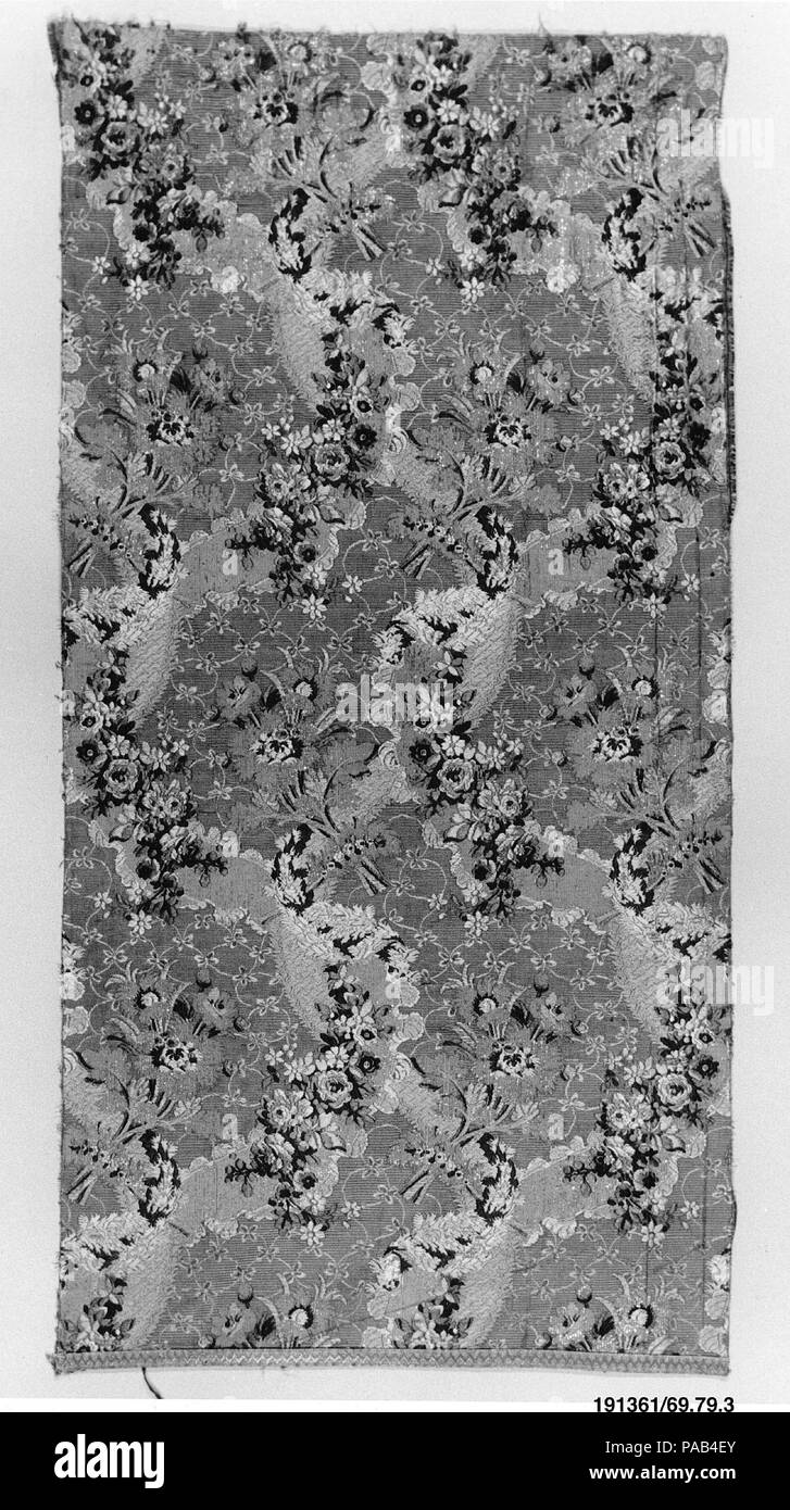 Länge. Kultur: Französisch. Abmessungen: 41 x 21 cm. (104,1 × 54 cm). Datum: 18. Diese Französische kleid Seide ist eine komplexe Kombination von Texturen und Farben: silber und gold Luftschlangen und floralen Girlanden schlängeln sich über einen Hintergrund, verfügt über eine leuchtende grüne Muster eines kleinen blühenden Reben. Die Textilindustrie beschäftigt sechs verschiedenen Metall verpackt Threads, plus zwölf Farben aus Seide. Die Überlagerung von side-by-side Streamer mit floralen Sprays und Girlanden ist typisch für die 1760er und die Formel wurde wiederholt mit Variationen, Ribbon, Spitze, oder Fell verwendet. Velvetlike Chenilledraht war Stockfoto