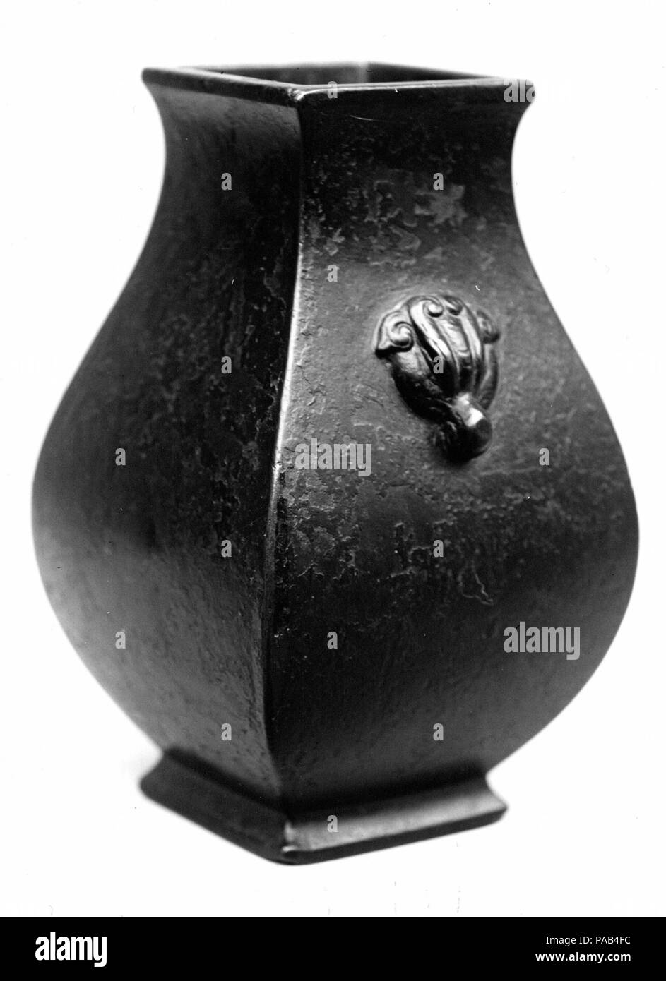 Vase (Fang). Kultur: China. Abmessungen: H. 5 1/2 in. (14 cm). Datum: 18. bis 19. Jahrhundert. Museum: Metropolitan Museum of Art, New York, USA. Stockfoto
