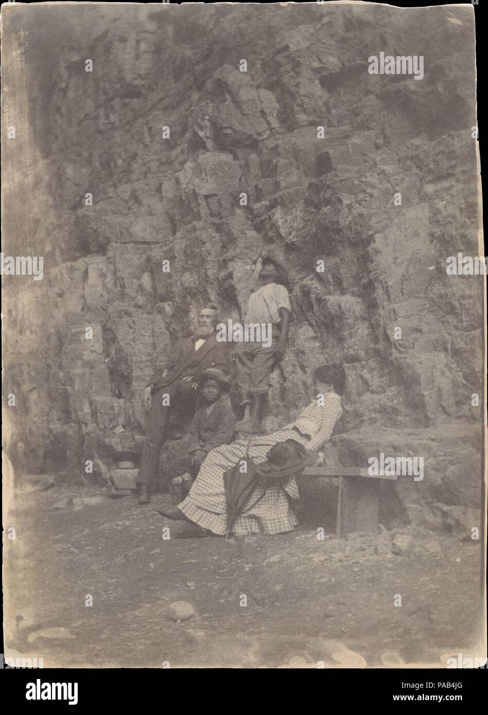 [William H. Macdowell und Margaret Eakins in Chilhowie (oder Clinch Mountain), Virginia]. Artist: zugeschrieben, Thomas Eakins (Amerikanische, Philadelphia, Pennsylvania Philadelphia, Pennsylvania, 1844-1916). Abmessungen: Bild: 27,4 x 20 cm (10 13/16 x 7 7/8 in.), unregelmäßig. Datum: 1880-82. Diese Ansicht, vielleicht eine der frühesten Fotografien von Thomas Eakins, zeigt William H. Macdowell, der Philadelphia Stecher (später Eakins' Schwiegervater), Schwester des Künstlers, und zwei Jungen auf einer lockeren Ausflug in die Berge zu klammern, Virginia. Die dargestellten ruhen auf einem grob behauenen Parkbank im Schatten eines abgebaut Felswand. Stockfoto
