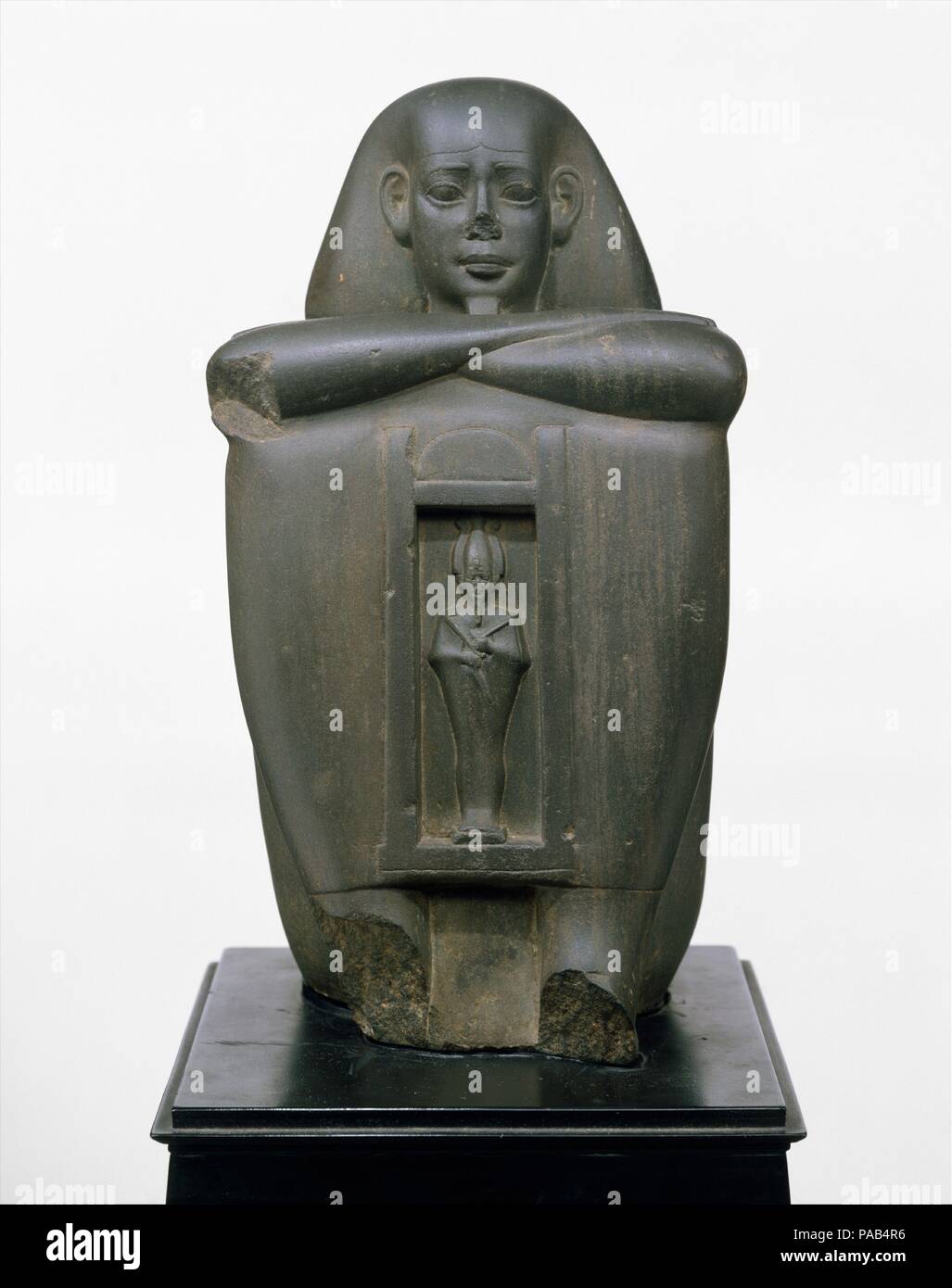 Naophorous Statue des Präsidenten der ORKB, Psammetich [seneb]. Abmessungen: H. 31×W. 16,6 × D 17,3 cm, 12 kg (12 3/16 x 6 9/16 x 6 13/16-in.-26.5 lb.). Dynastie: Dynasty 26. Datum: 664-610 v. Chr.. Diese Statue stellt ein Gouverneur der Link Nome (Bezirk) im westlichen Nildelta und wurde für einen Tempel in Orkb, seiner Hauptstadt. Der Tempel, das "Haus der Biene genannt, wurde Osiris, der in einem Schrein auf der Vorderseite der Statue vertreten ist. Museum: Metropolitan Museum of Art, New York, USA. Stockfoto