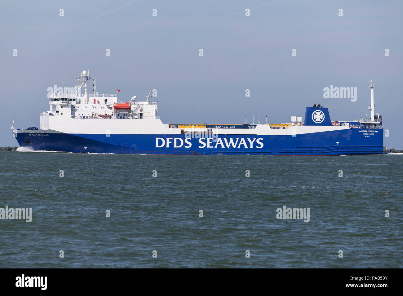 ANGLIA SEAWAYS outbound Rotterdam. DFDS Seaways ist eine große dänische Reederei, die den Personen- und Güterverkehr in ganz Nordeuropa. Stockfoto
