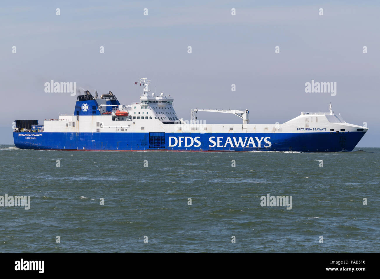 BRITANNIA SEAWAYS eingehende Rotterdam. DFDS Seaways ist eine große dänische Reederei Passagier und Frachtdienste in Nordeuropa tätig. Stockfoto