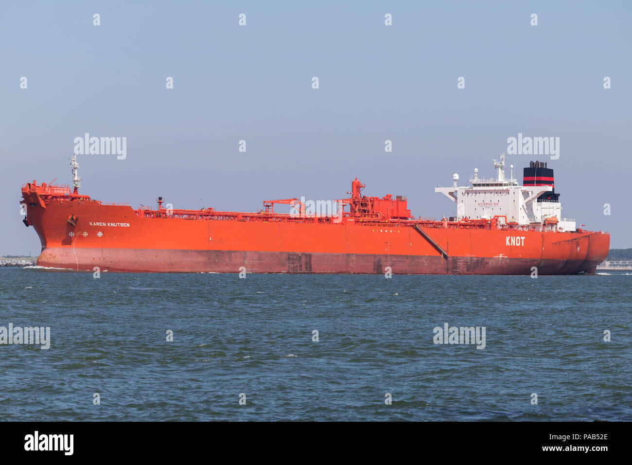 Shuttle Tankers KAREN KNUTSEN outbound Rotterdam. Knutsen OAS Versand ist eine privat besessene Reederei in Haugesund, Norwegen. Stockfoto