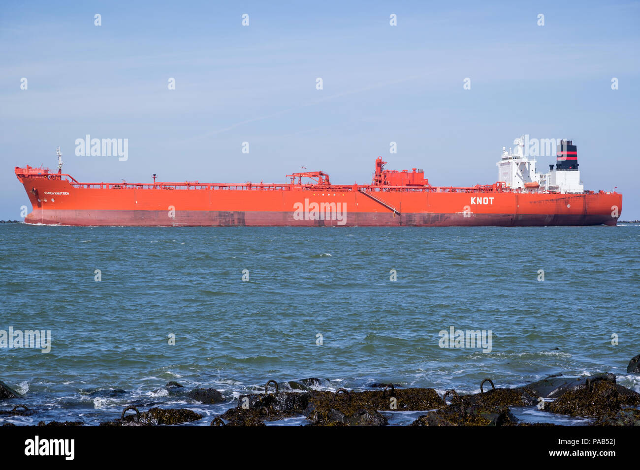 Shuttle Tankers KAREN KNUTSEN outbound Rotterdam. Knutsen OAS Versand ist eine privat besessene Reederei in Haugesund, Norwegen. Stockfoto